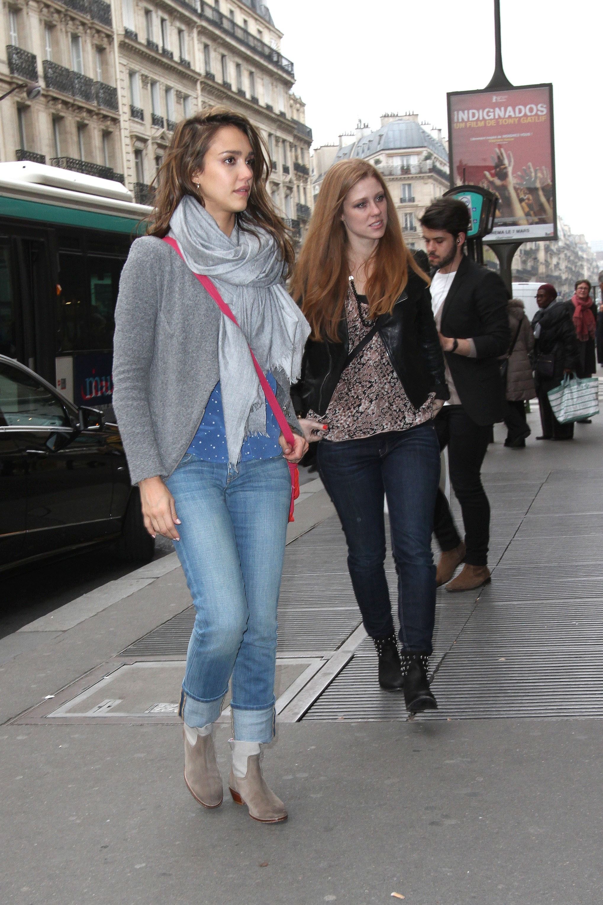 CU-Jessica Alba out shopping in Paris-10.jpg