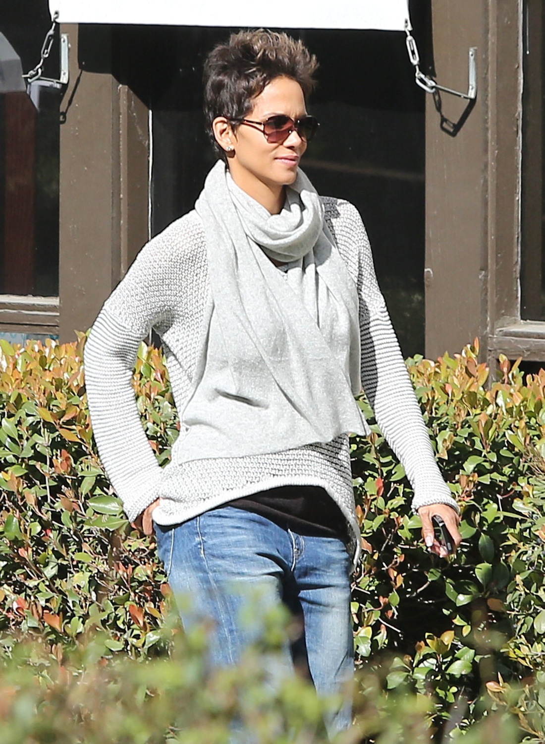 Halle Berry picks up her daughter Nahla at school 25.2.2013_14.jpg
