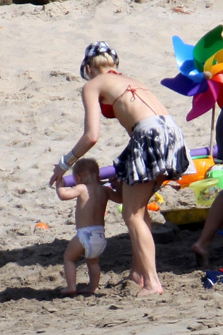 gallery_enlarged-0104_gwen_stefani_bikini_14.jpg