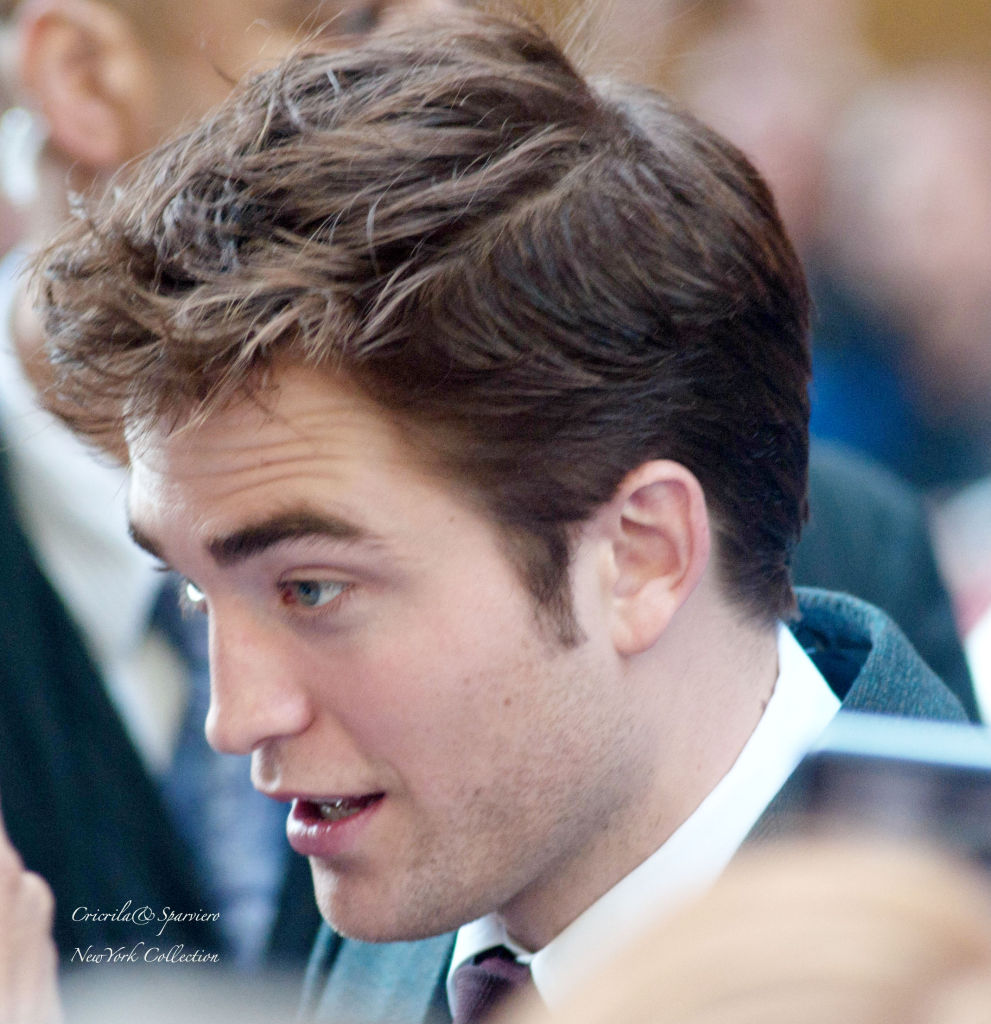 RobertPattinsonWFEPremiereNYFanPics14.jpg