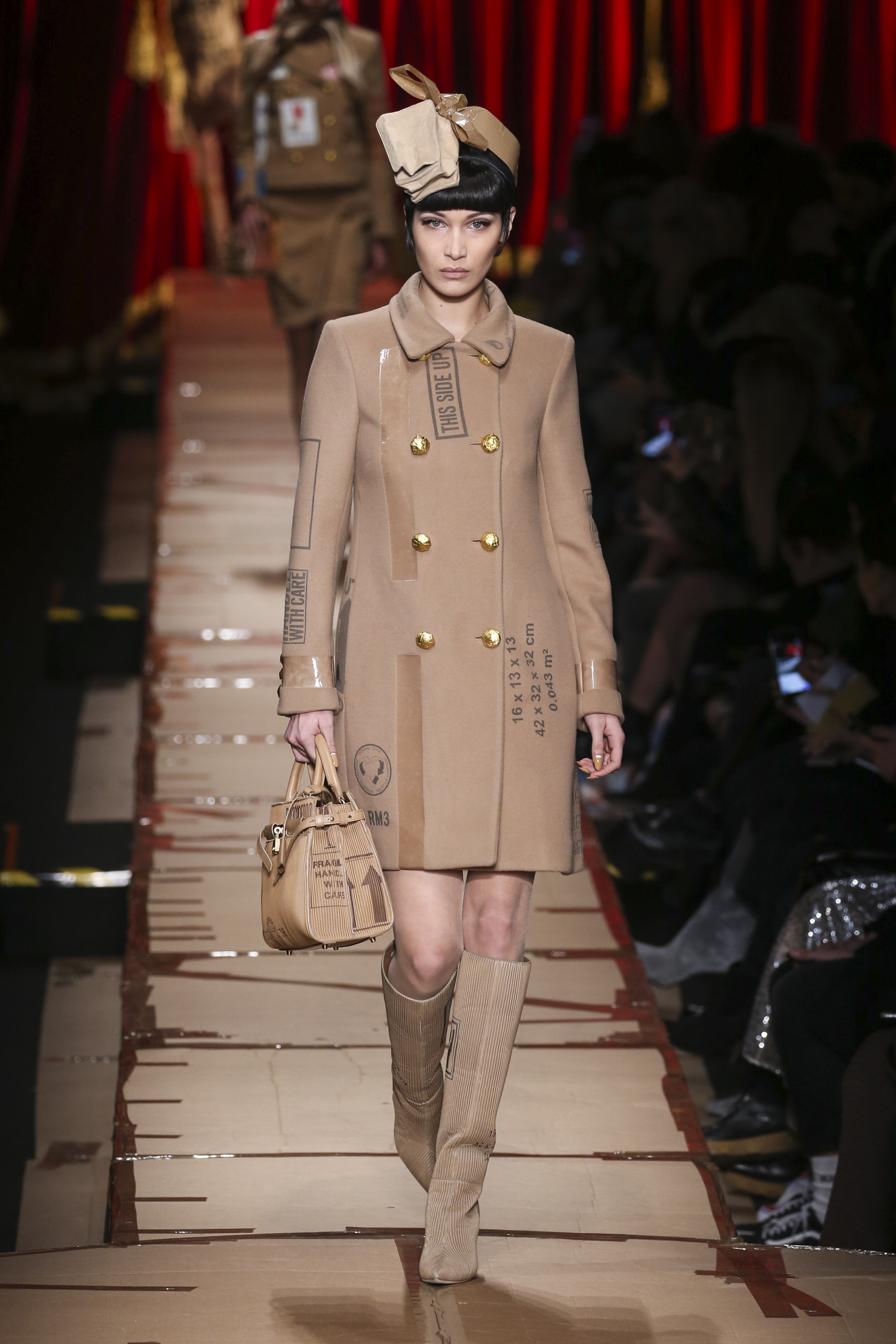 BellaHadid_Moschino_23022017E.jpg