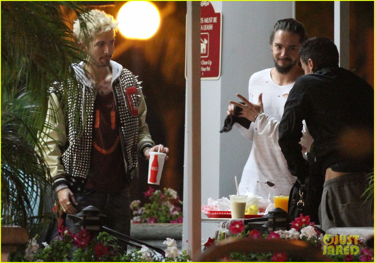 tokio-hotel-tom-bill-kaulitz-grab-astro-burger-together-14.jpg