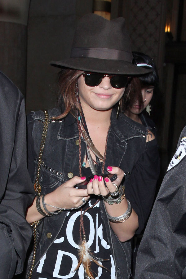 MCFan_for_celeblounge18-07-2011 00-00_05.jpg