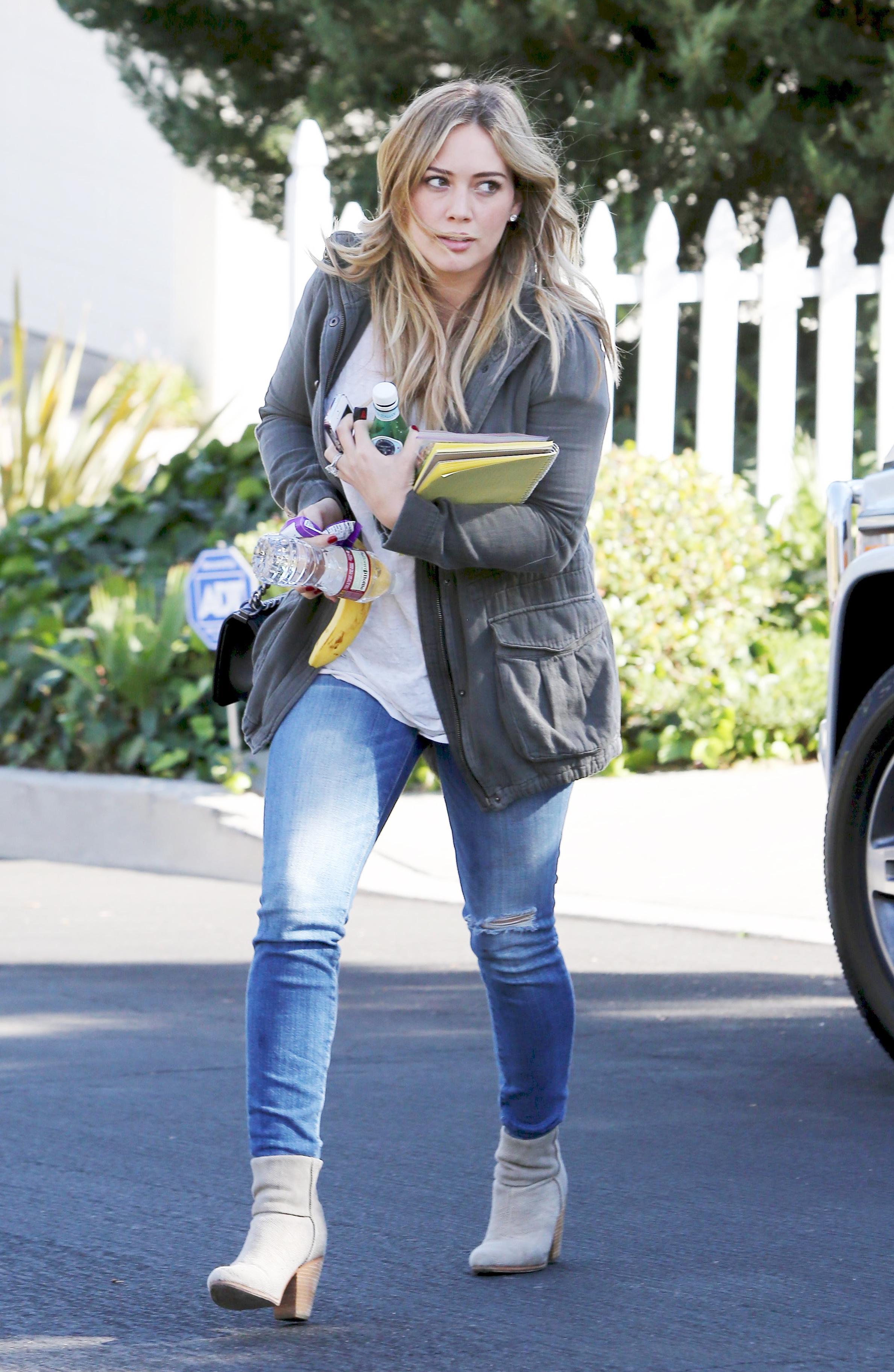 HilaryDuff_onthewayintoheractingteachershome10.jpg