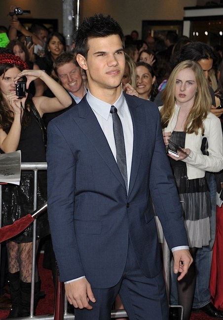 gallery_maintaylorlautner3newmoonpremiereredcarpetphotos1116200901.jpg