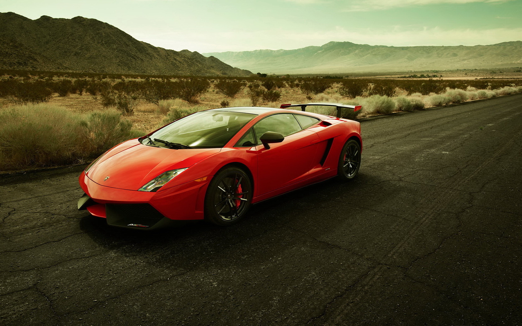 383316_lamborgini_galardo_krasnaya_doroga_Lamborghini_1920x1165_(www.GdeFon.ru).jpg
