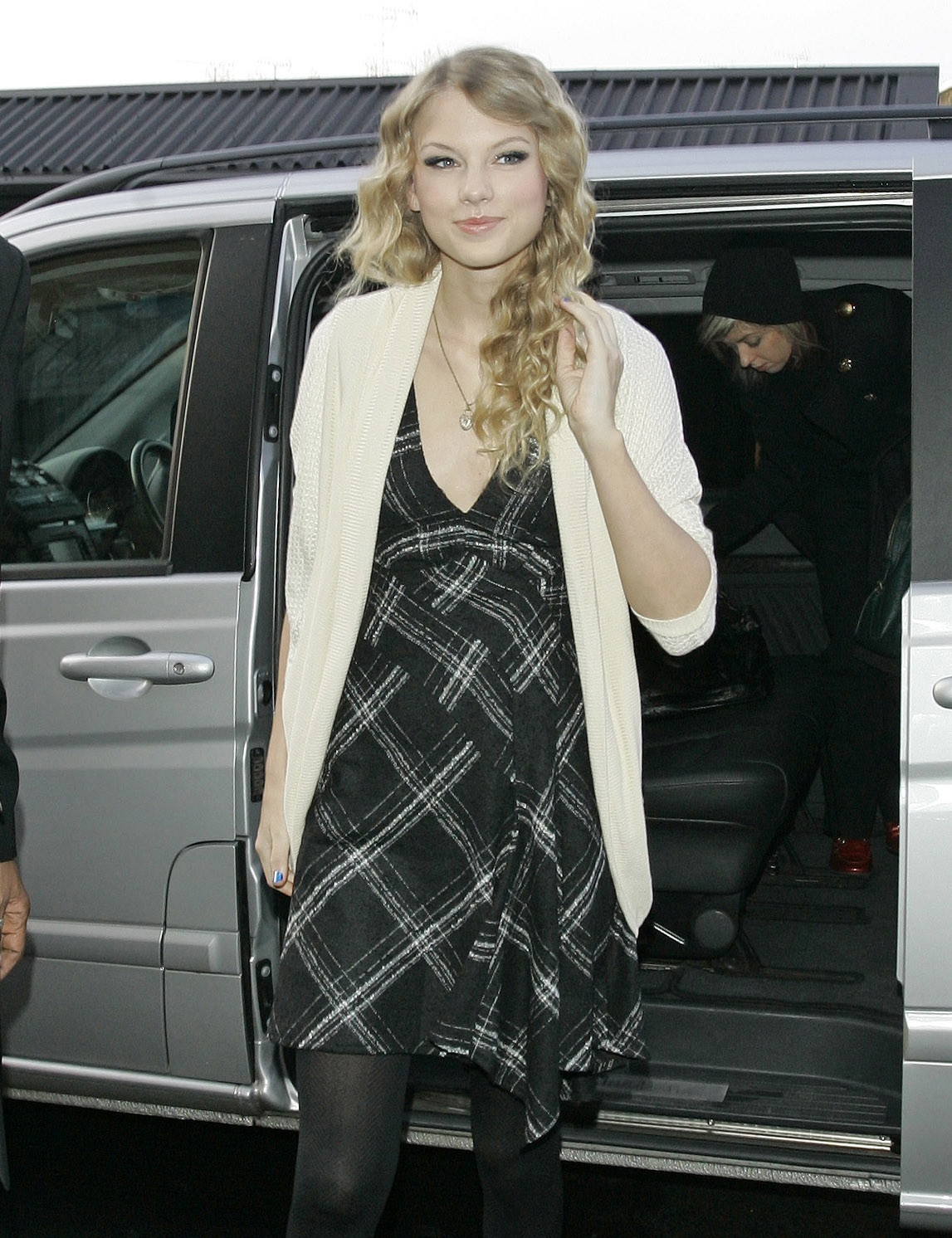 Taylor Swift leaves her London hotel (2).jpg