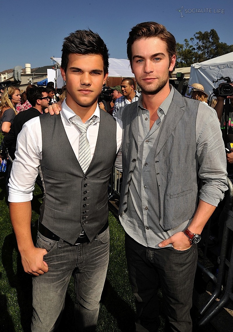 arged-chace-crawford-teen-choice-awards-2009-08102009-01.jpg