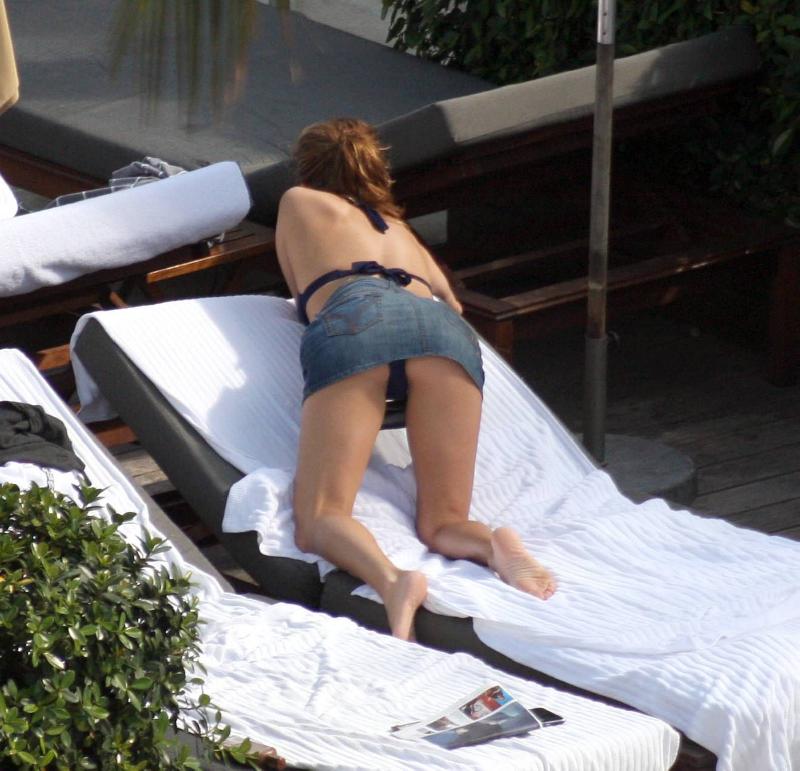 MelissaTheuriauPoolinMiami27.02.0921.jpg