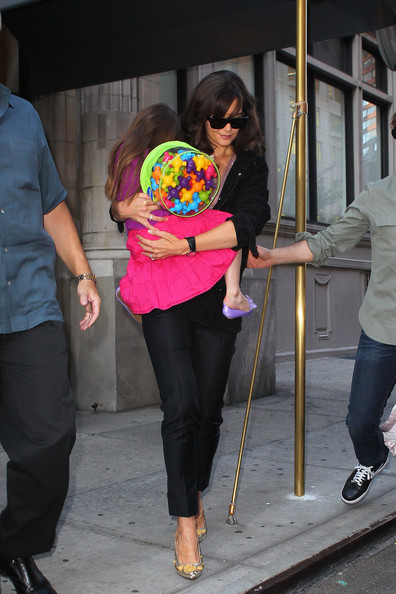 Katie+Holmes+Connor+Isabella+Cruise+head+Live+HQXV2Fu6p98l.jpg