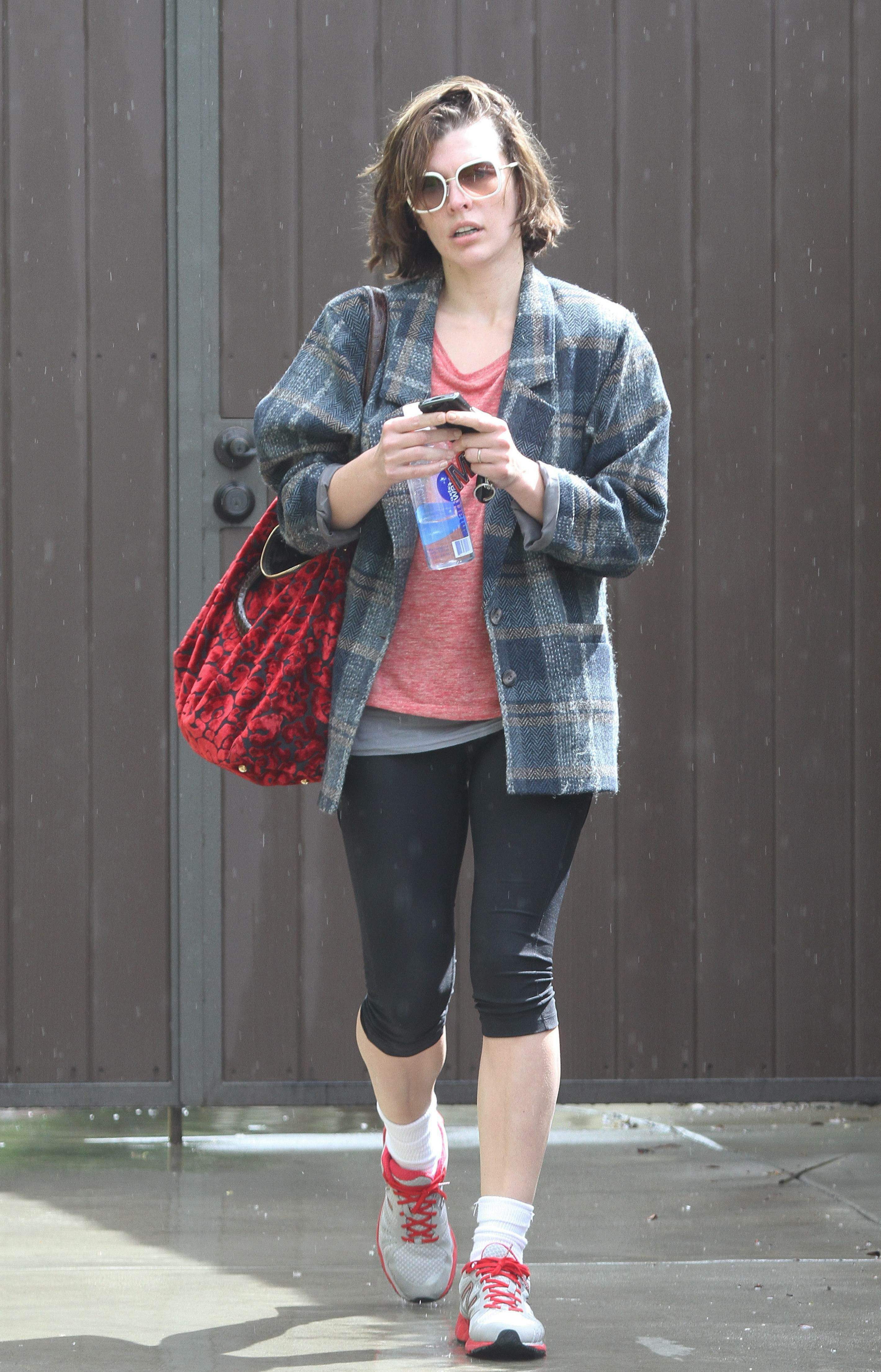 Milla_Jovovich_leavign_the_gym_in_Hollywood_9.JPG