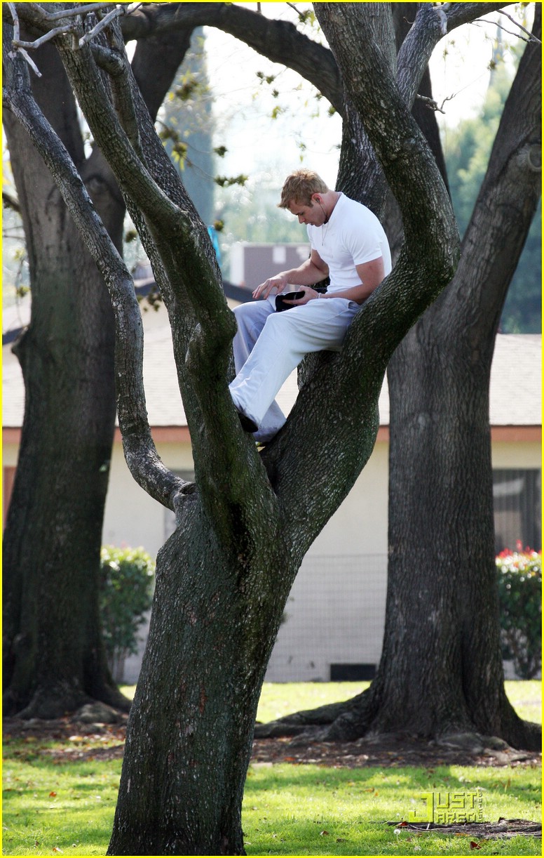 kellan-lutz-climbs-tree-reads-book-31.jpg