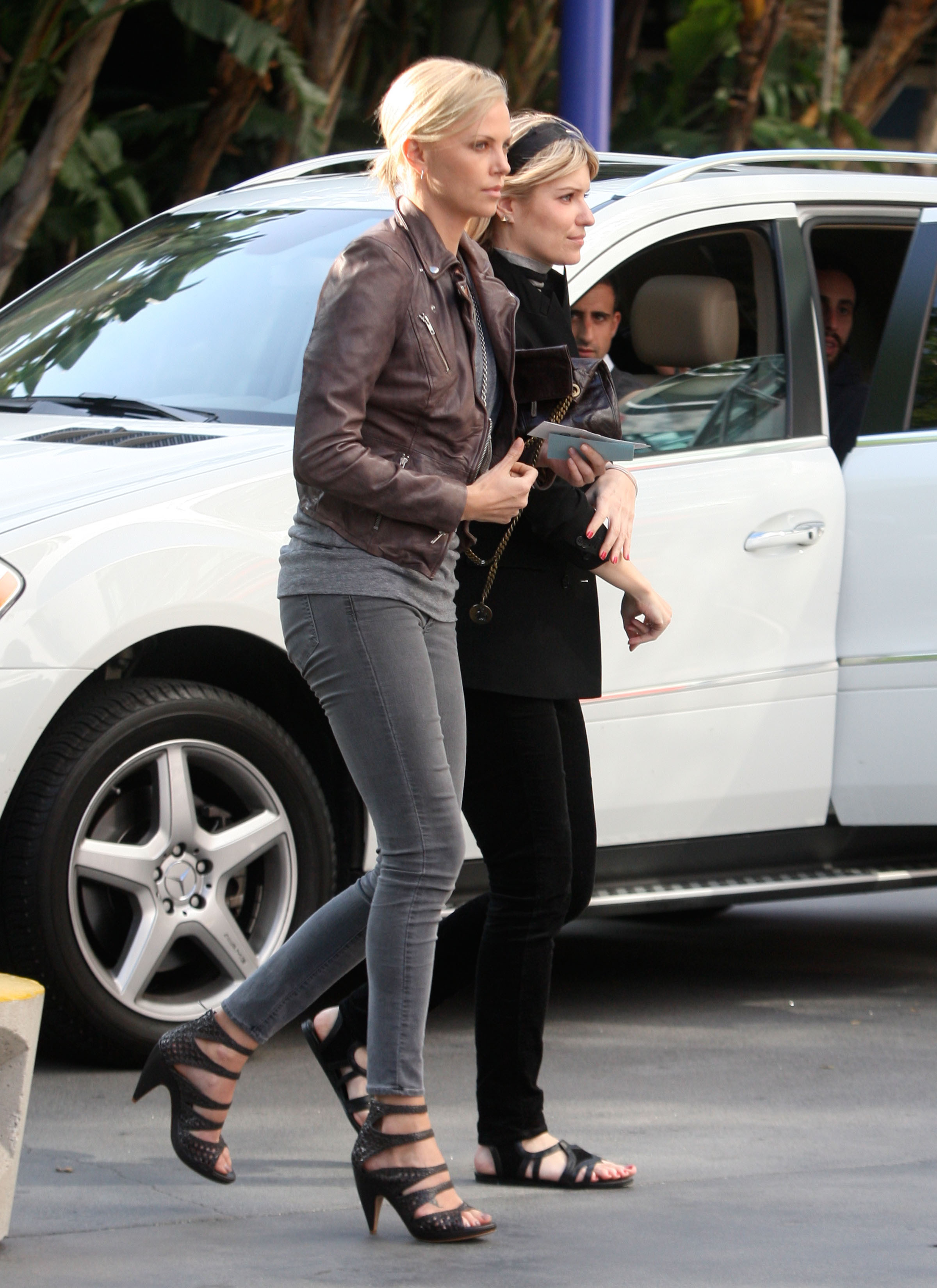 CharlizeTheronAtStaplesCenteratLakersGame001.jpg