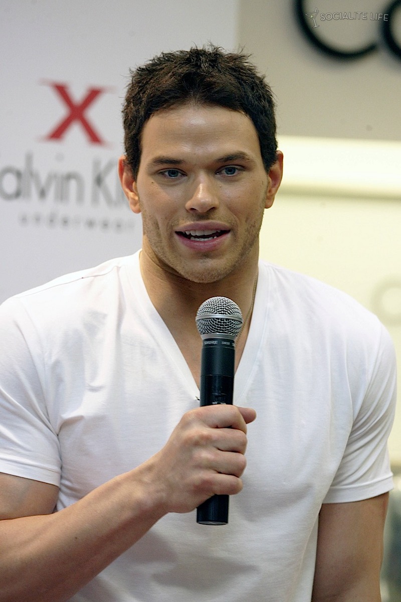 gallery_enlarged-kellan-lutz-toronto-calvin-klein-06192010-04.jpg