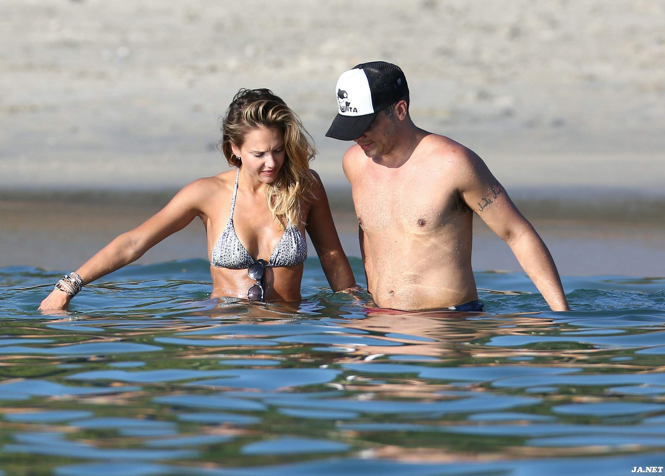 Jessica Alba - wearing a bikini in Cabo 045.jpg