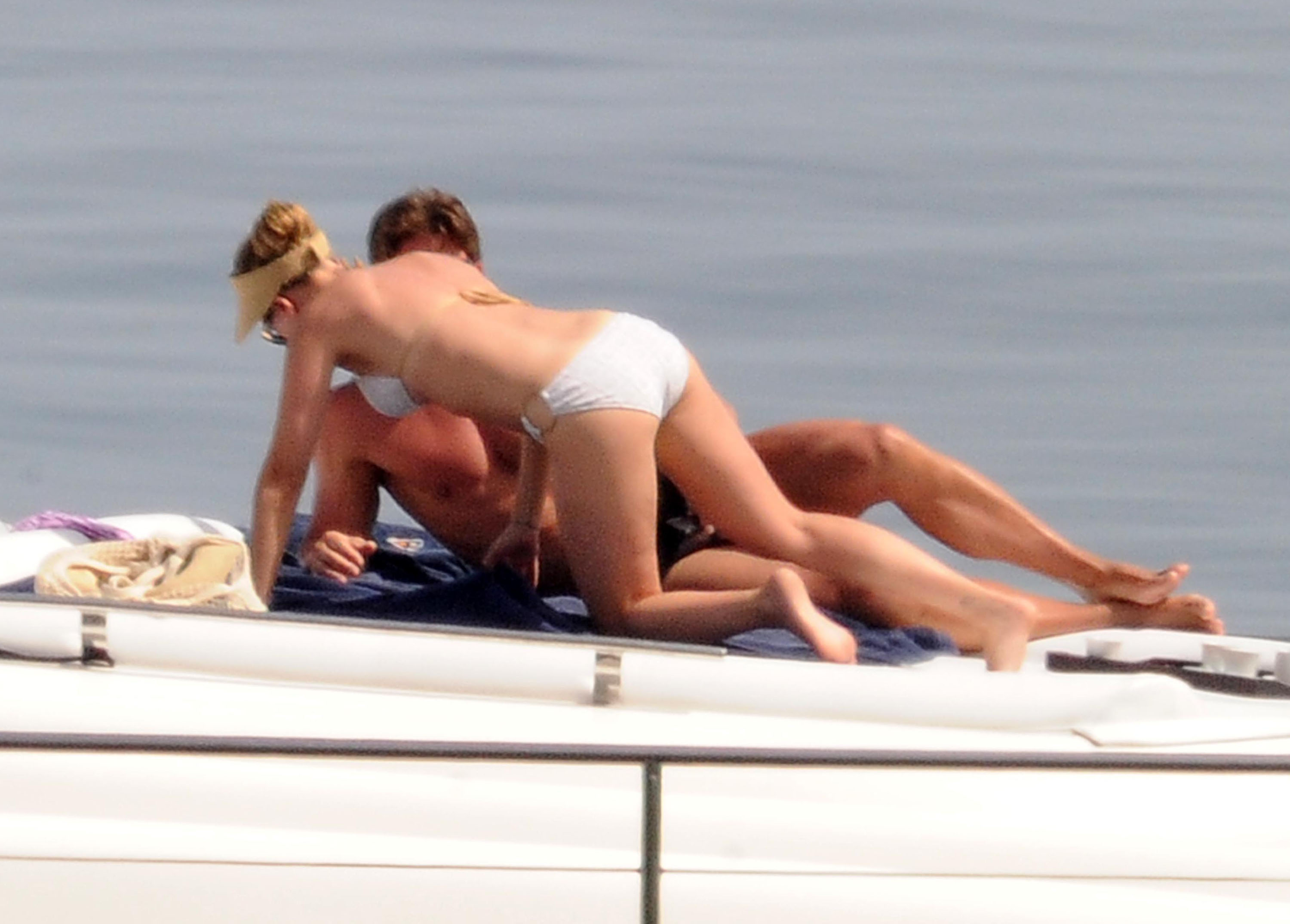 Scarlett_Johansson_bikini_on_a_yacht_in_Taormina_070912_01.jpg