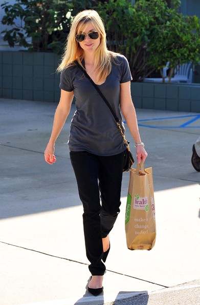 ReeseWitherspoonGettingCoffee22.jpg