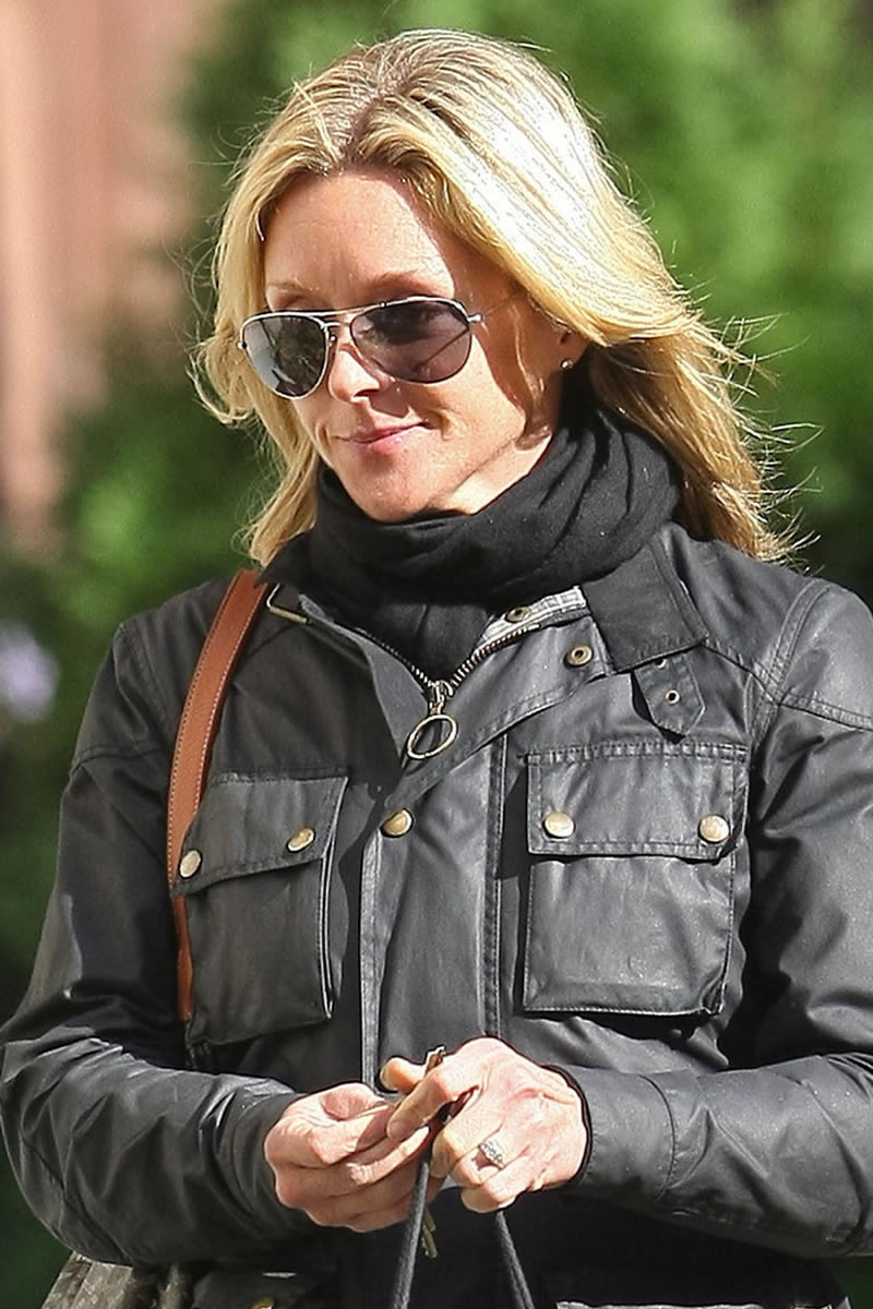 Jane Krakowski - out and about in New York (3).jpg