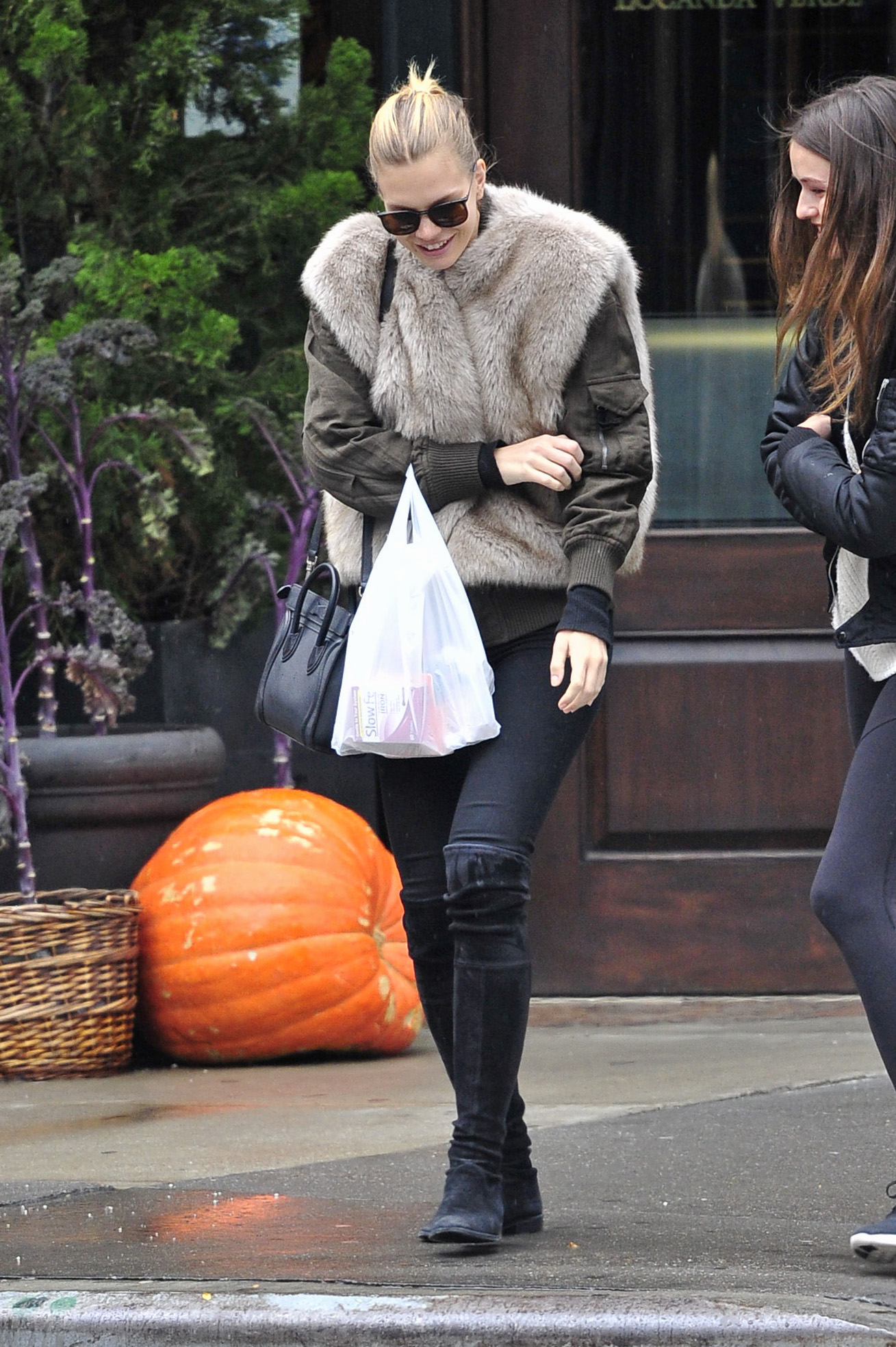 MCFan_for_Celeblounge&HQCelebCorner25-11-2016 11-50_12.jpg