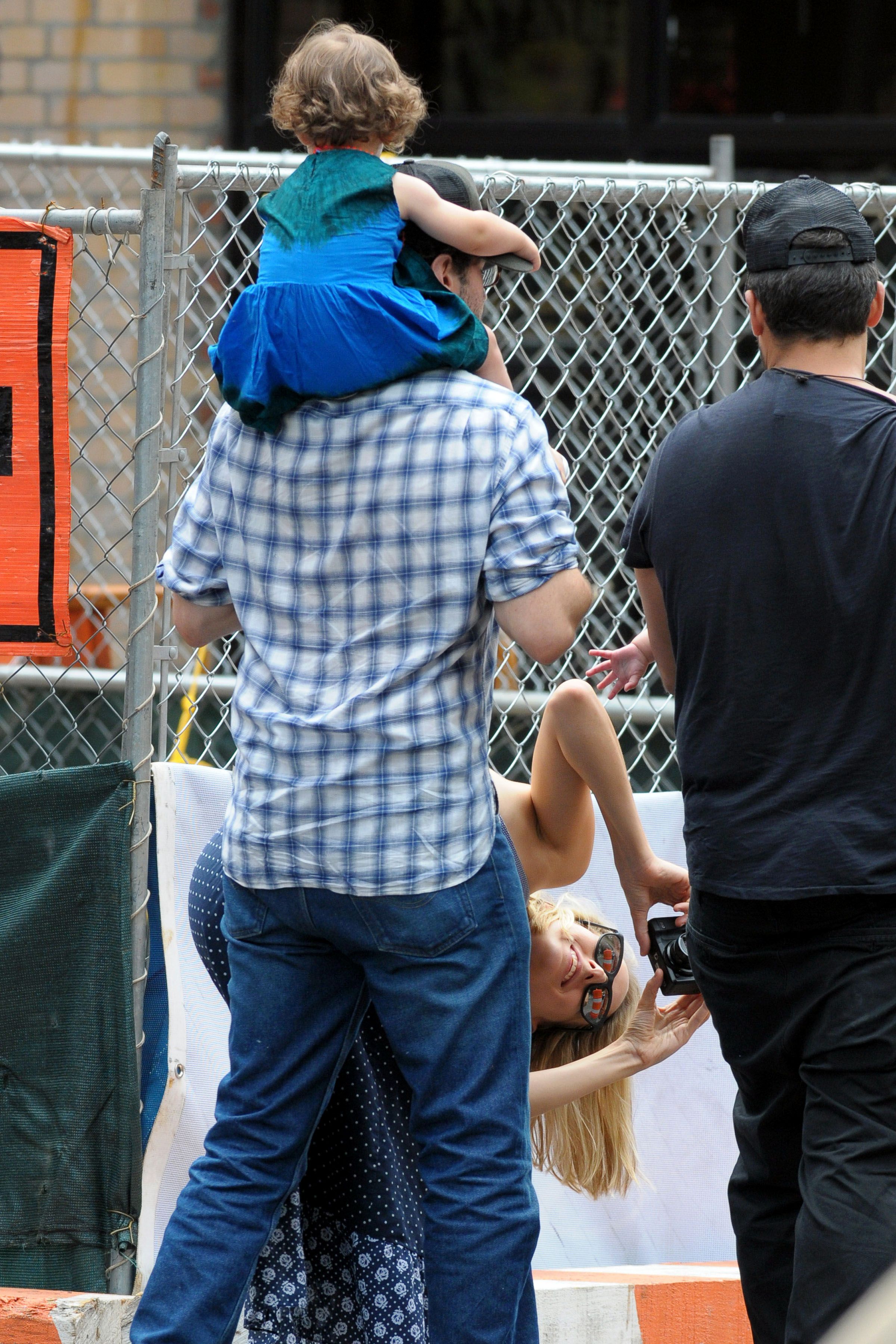 CU-Leelee Sobieski enjoys her labor day with her daughter and husband in Tribeca-02.jpg