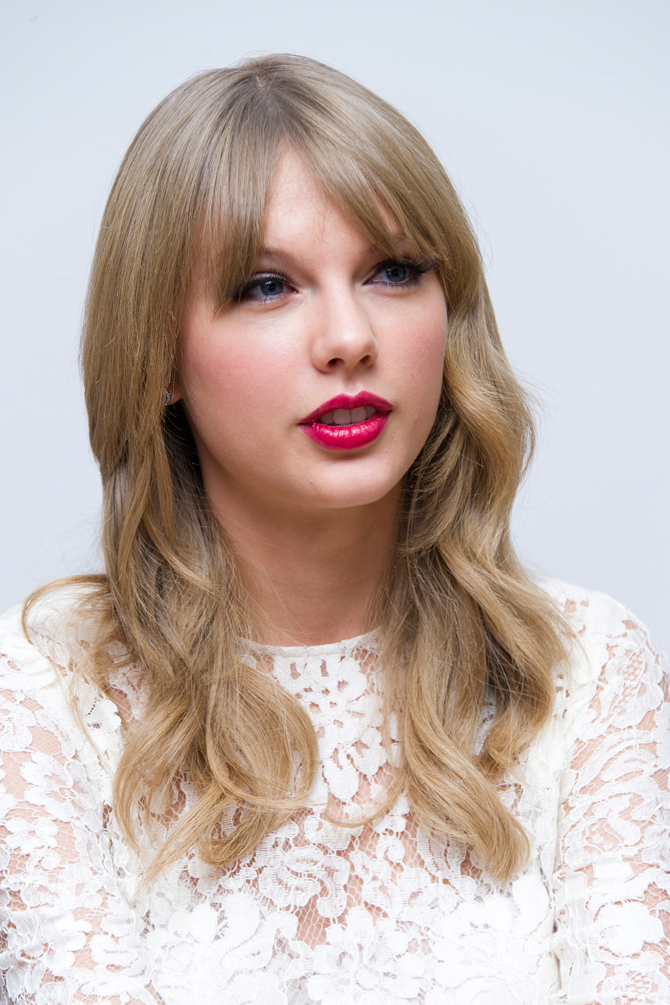 Taylor Swift - 'One Chance' Press Conference Portraits, Beverly Hills (21.11.13)_MQ_01.jpg