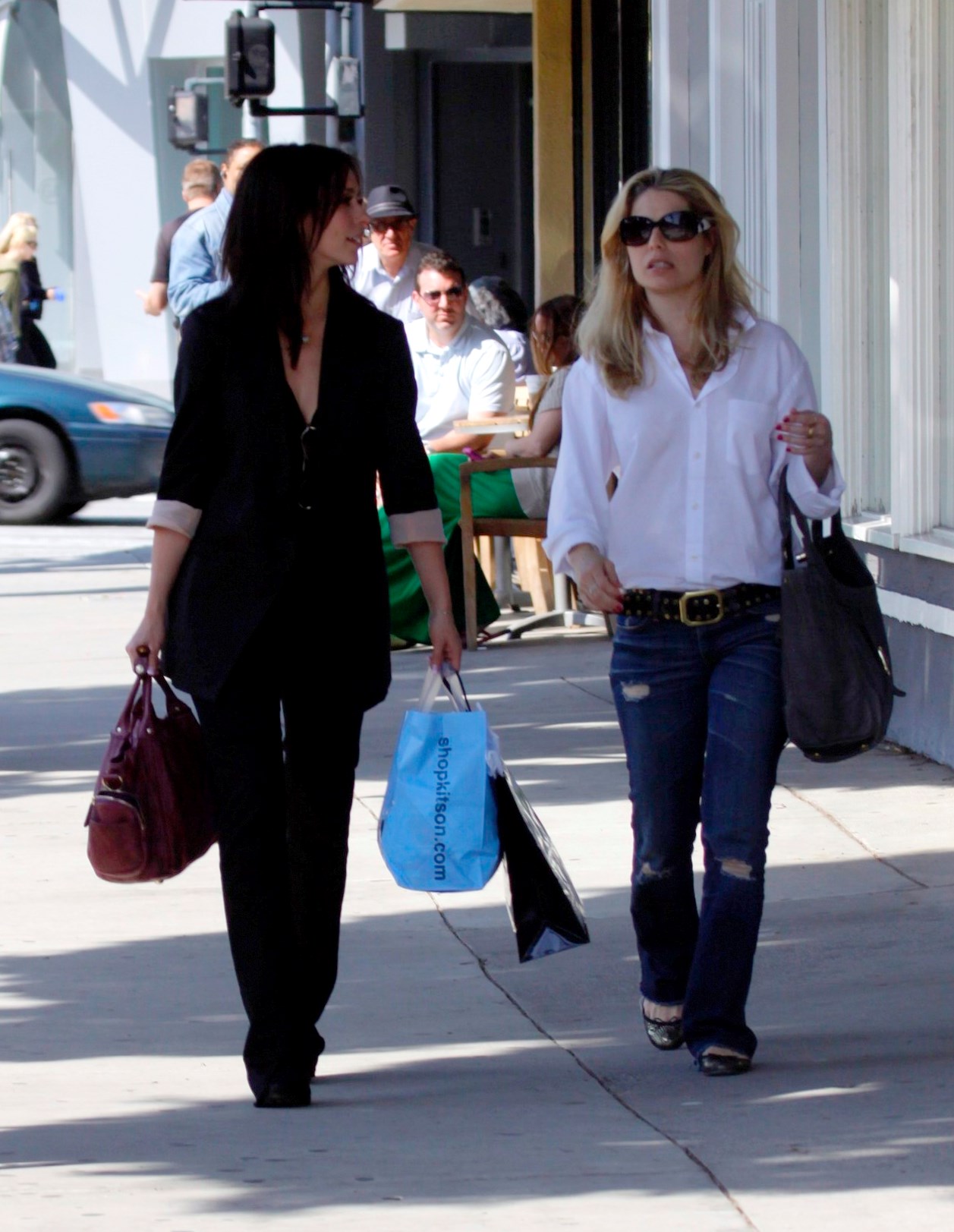 JenniferLoveHewitt2010_04_13_shoppingatKitson29_122_70lo.jpg
