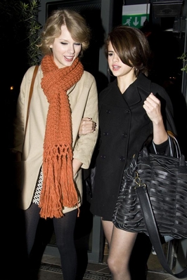 normal_selena-taylor-gelato-bffs_(37).jpg