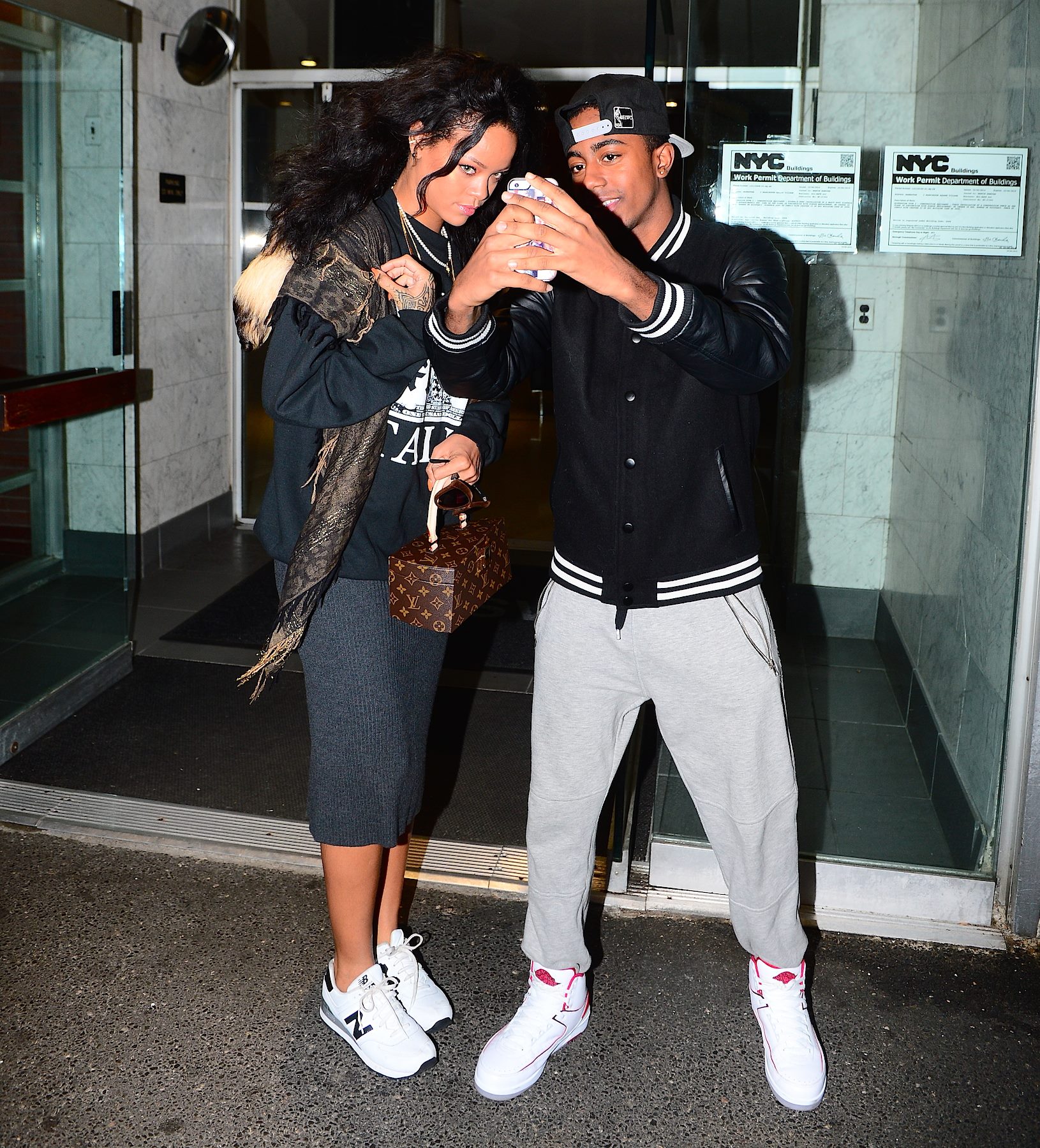 Rihann leaving an office building in Washington Square Village 21.10.2014_88.jpg