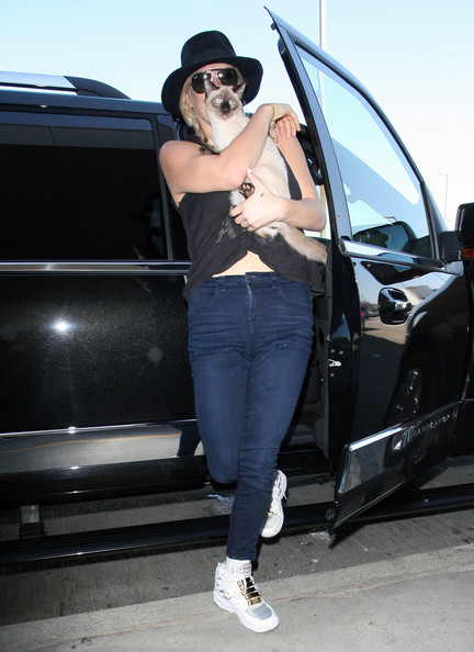 Kesha+Takes+Flight+Kitty+AUENQ2akJiXl.jpg