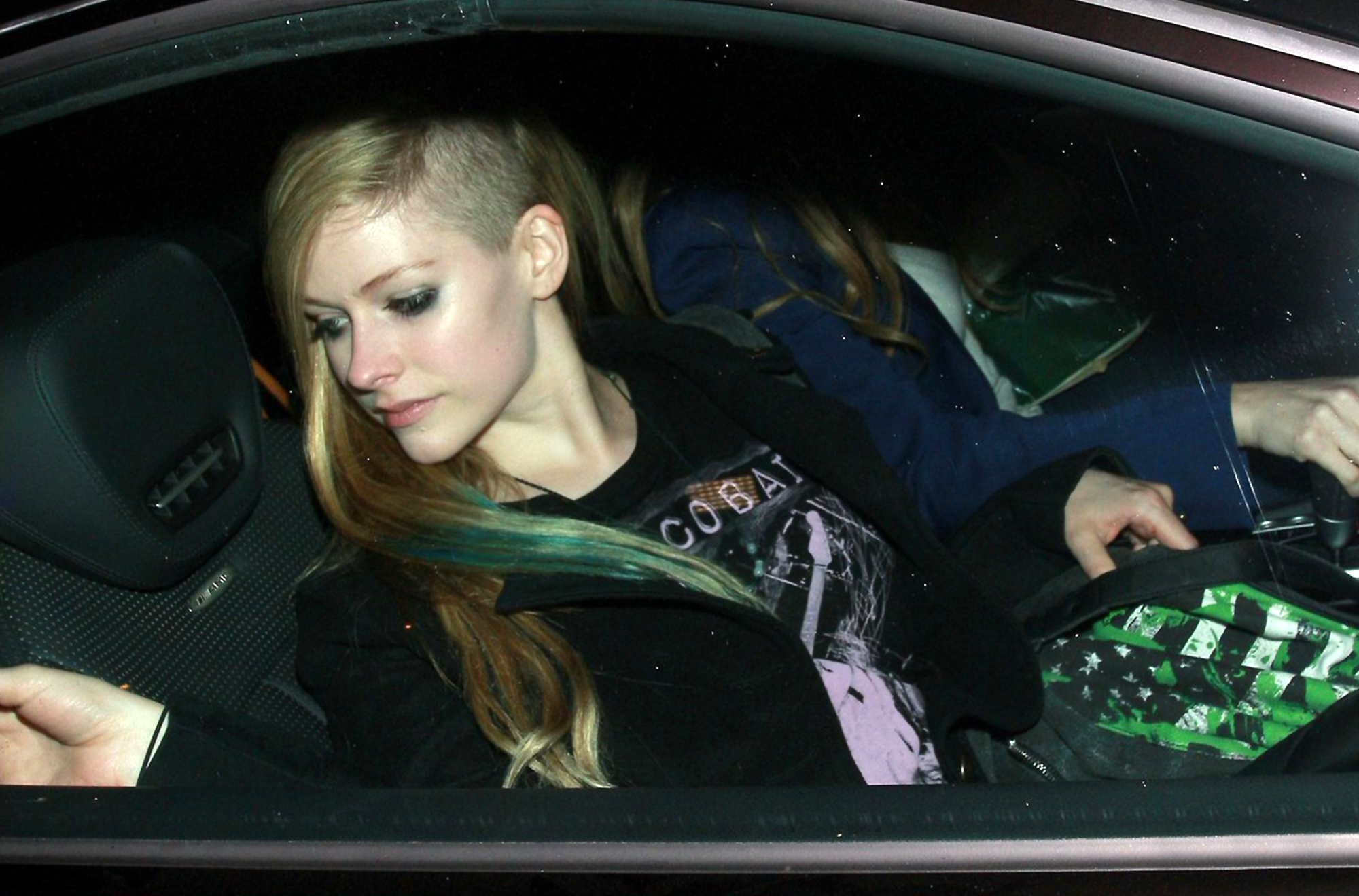 Avril_Lavigne_-_Outside_Madeo_restaurant__West_Hollywood_-_060712_006.jpg