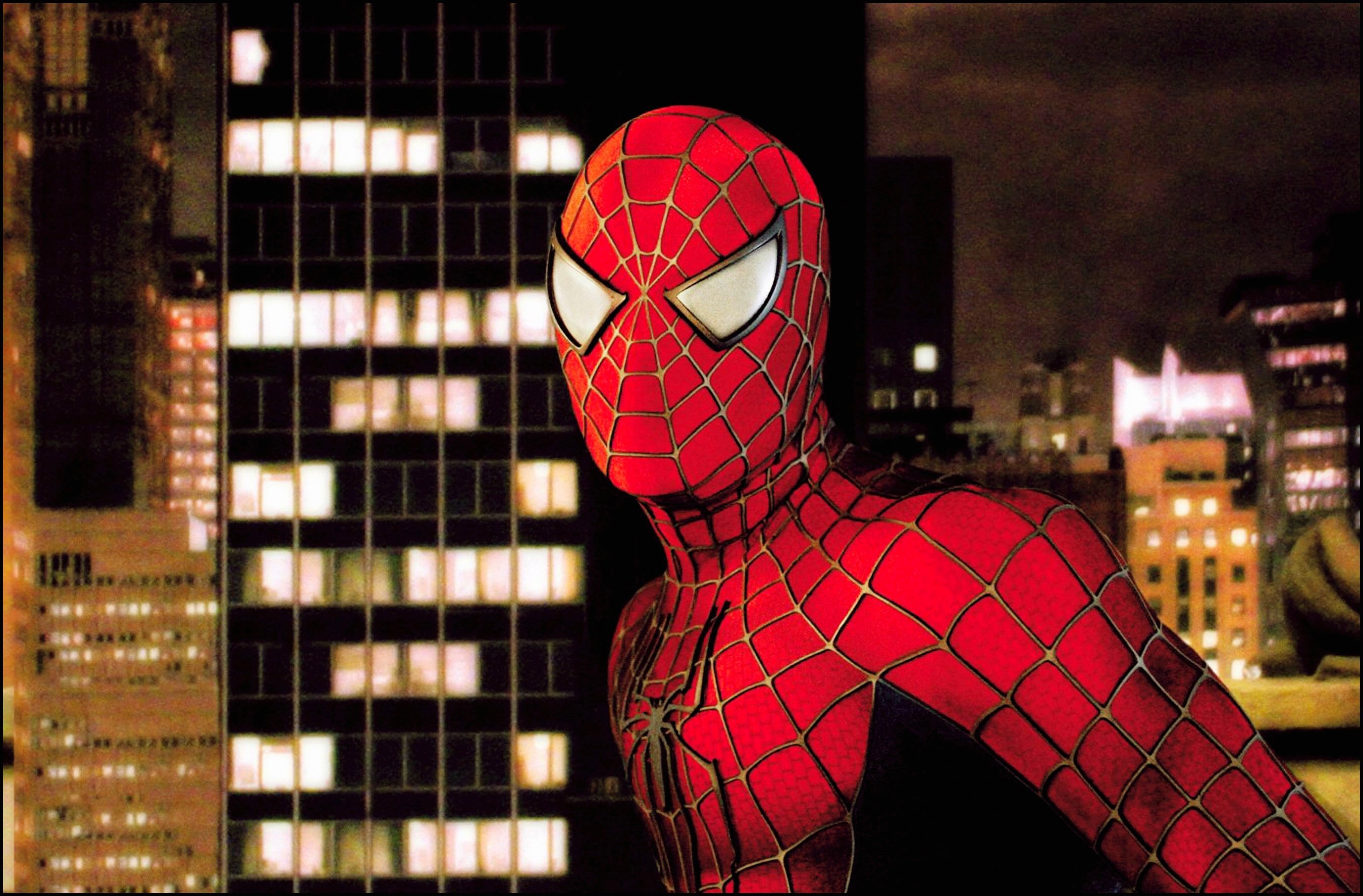 Человек спайдер. Тоби Магуайр человек паук 2002. Человек паук 2002 Нью Йорк. Spider man 2 Тоби Магуайр.