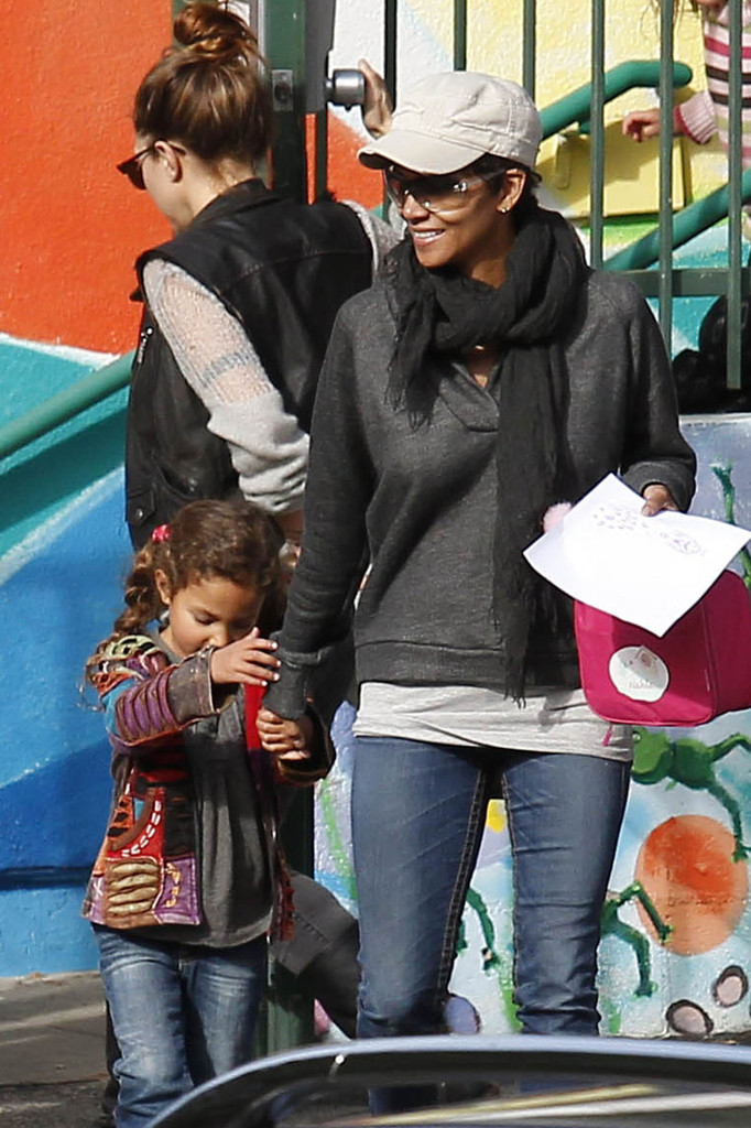 Halle Berry takes her daughter to school in LA 22.1.2013_15.jpg