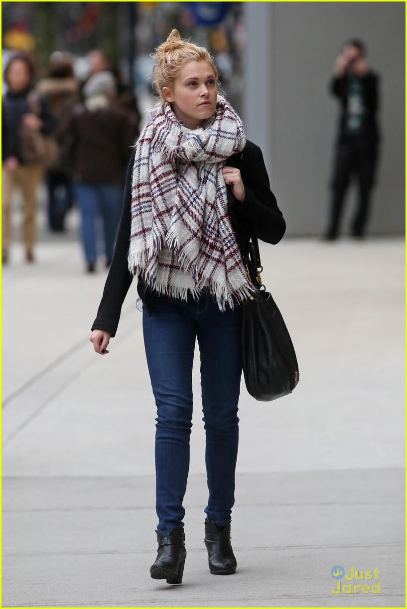 eliza-taylor-shops-robson-before-flight-05.jpg