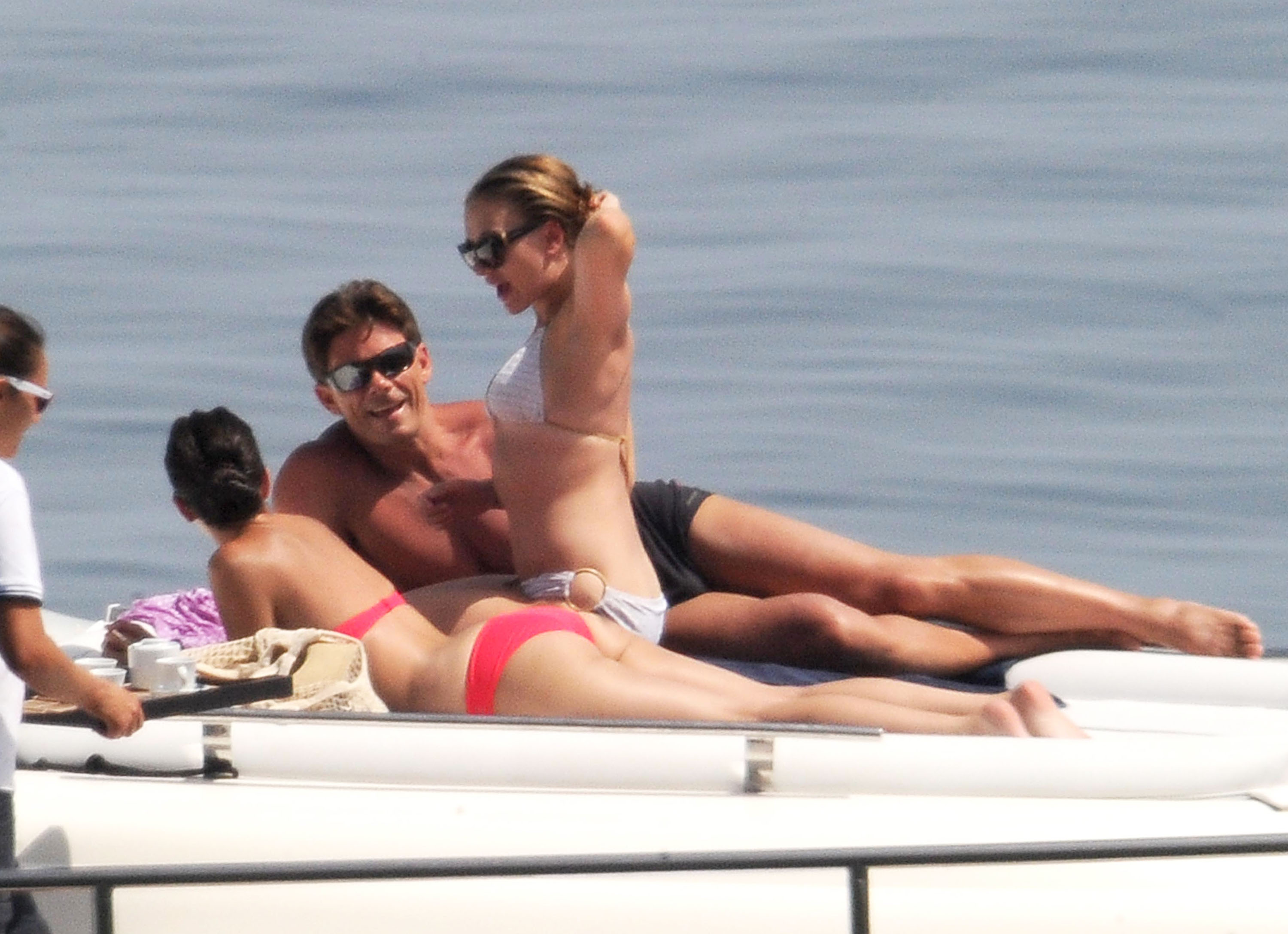Scarlett_Johansson_bikini_on_a_yacht_in_Taormina_070912_11.jpg