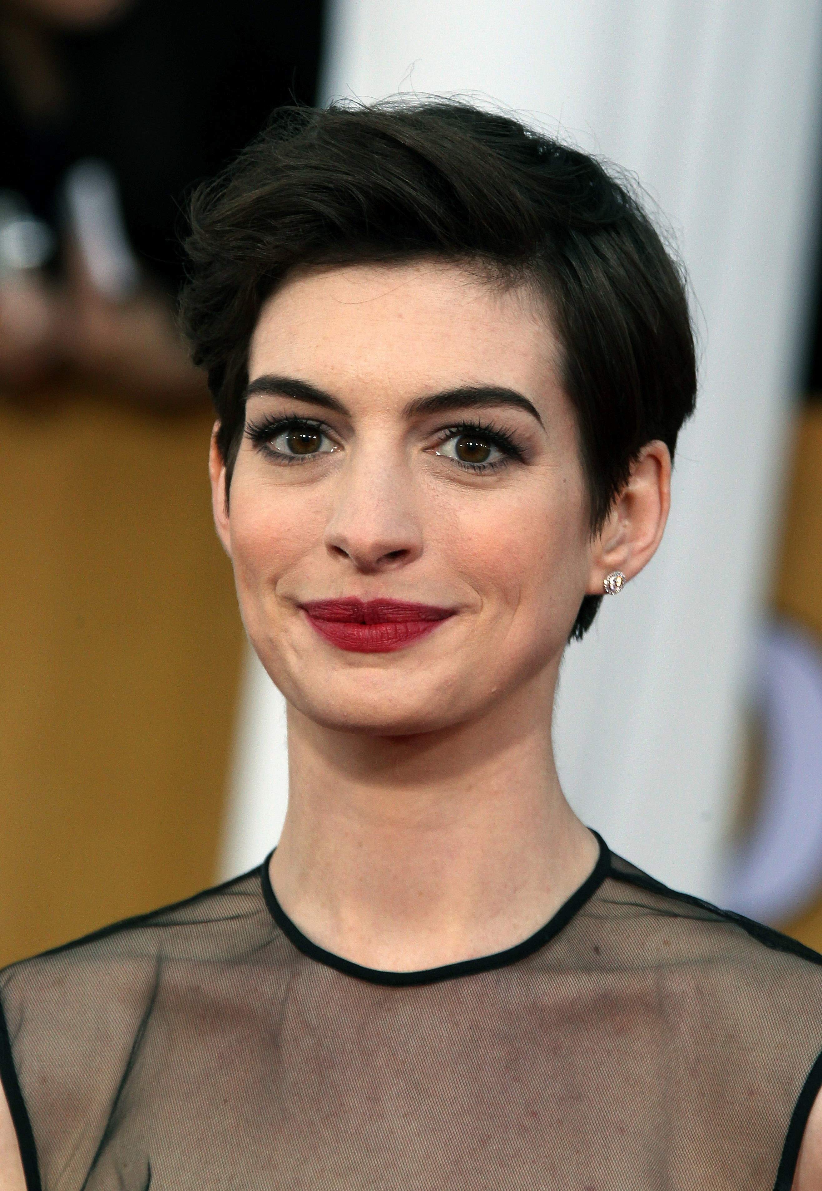 Anne Hathaway 2013-01-27 - 19th Annual Screen Actors Guild Awards 010.jpg