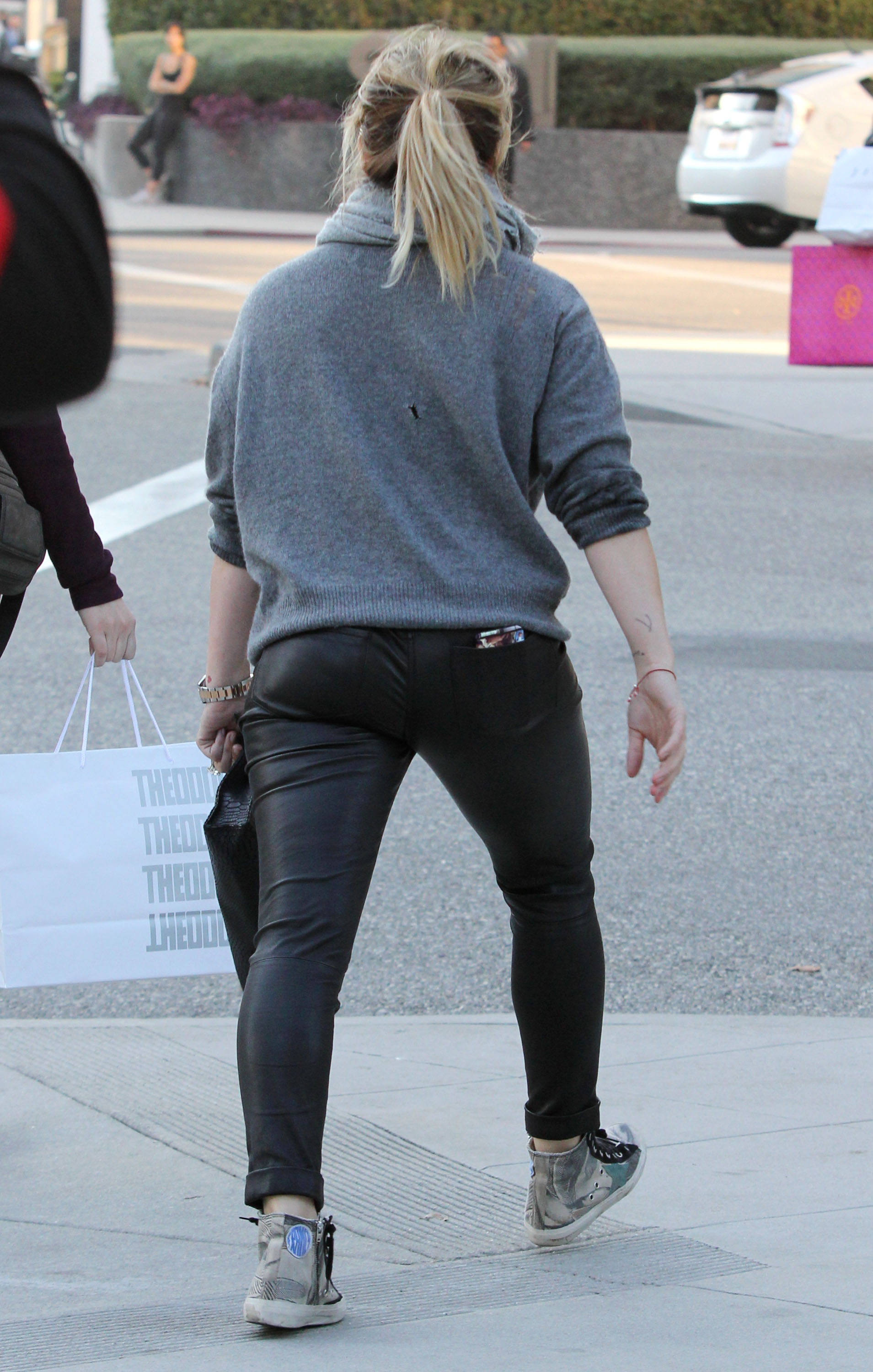 Hilary_Duff_out_and_about_in_LA18.JPG