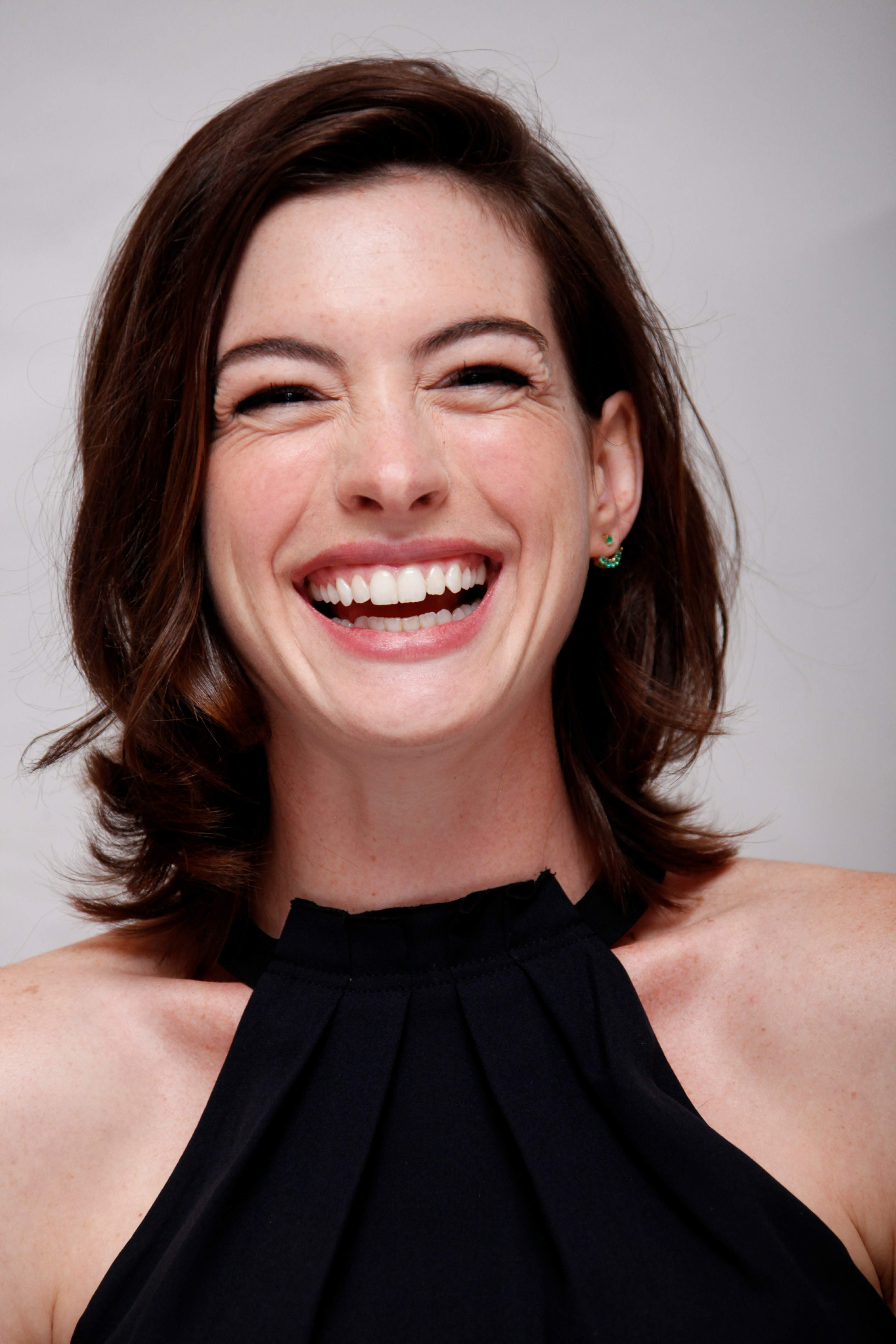 Актриса с большим ртом. Anne Hathaway. Энн Хэтэуэй улыбка. Энн Хэтэуэй улыбается. Хэту Энн Хэтэуэй улыбка.