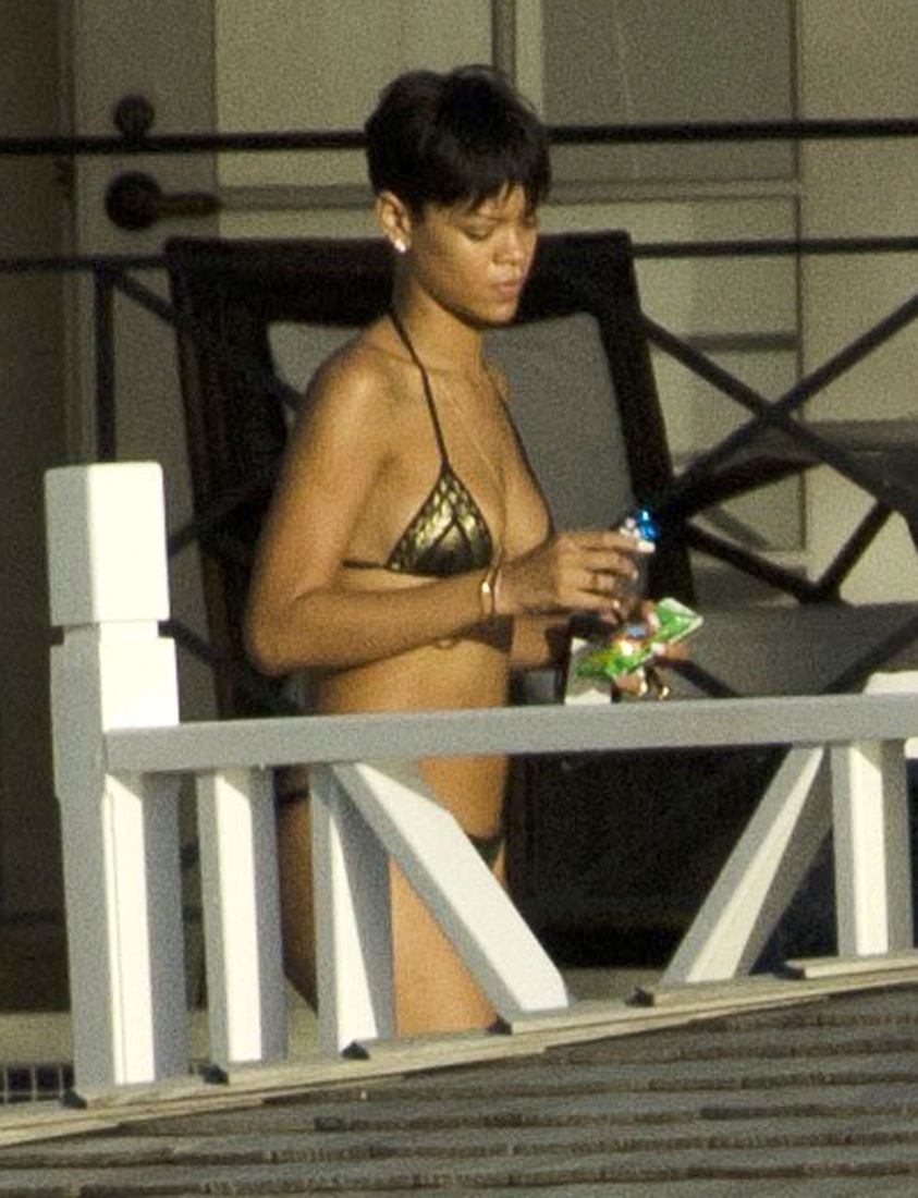 Rihanna in vacation on Barbados 19.12.2012_27.jpg
