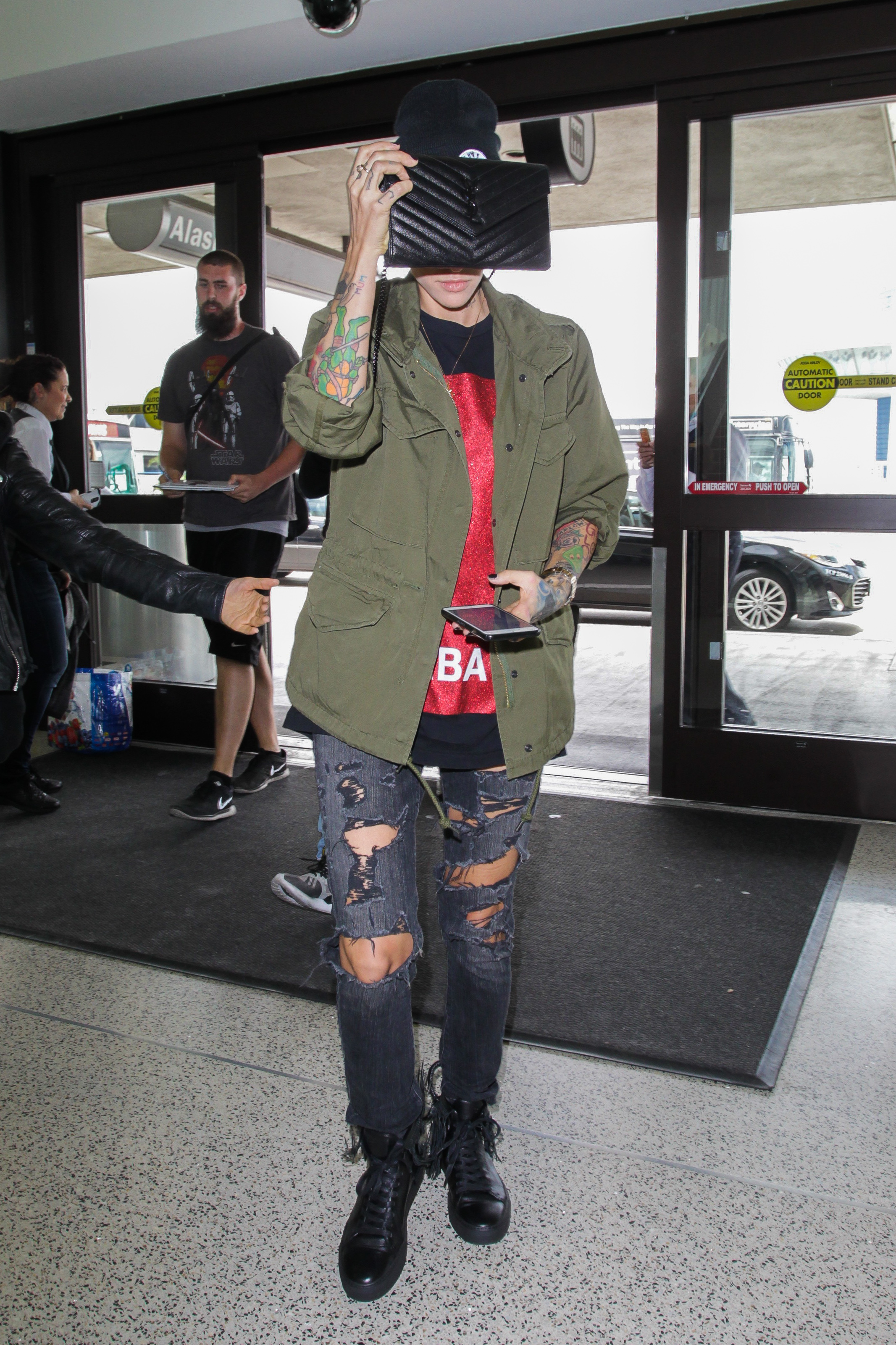 MCFan_for_Celeblounge&HQCelebCorner14-05-2016 06-47_06.jpg
