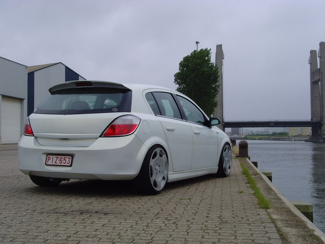 Opel Astra stance