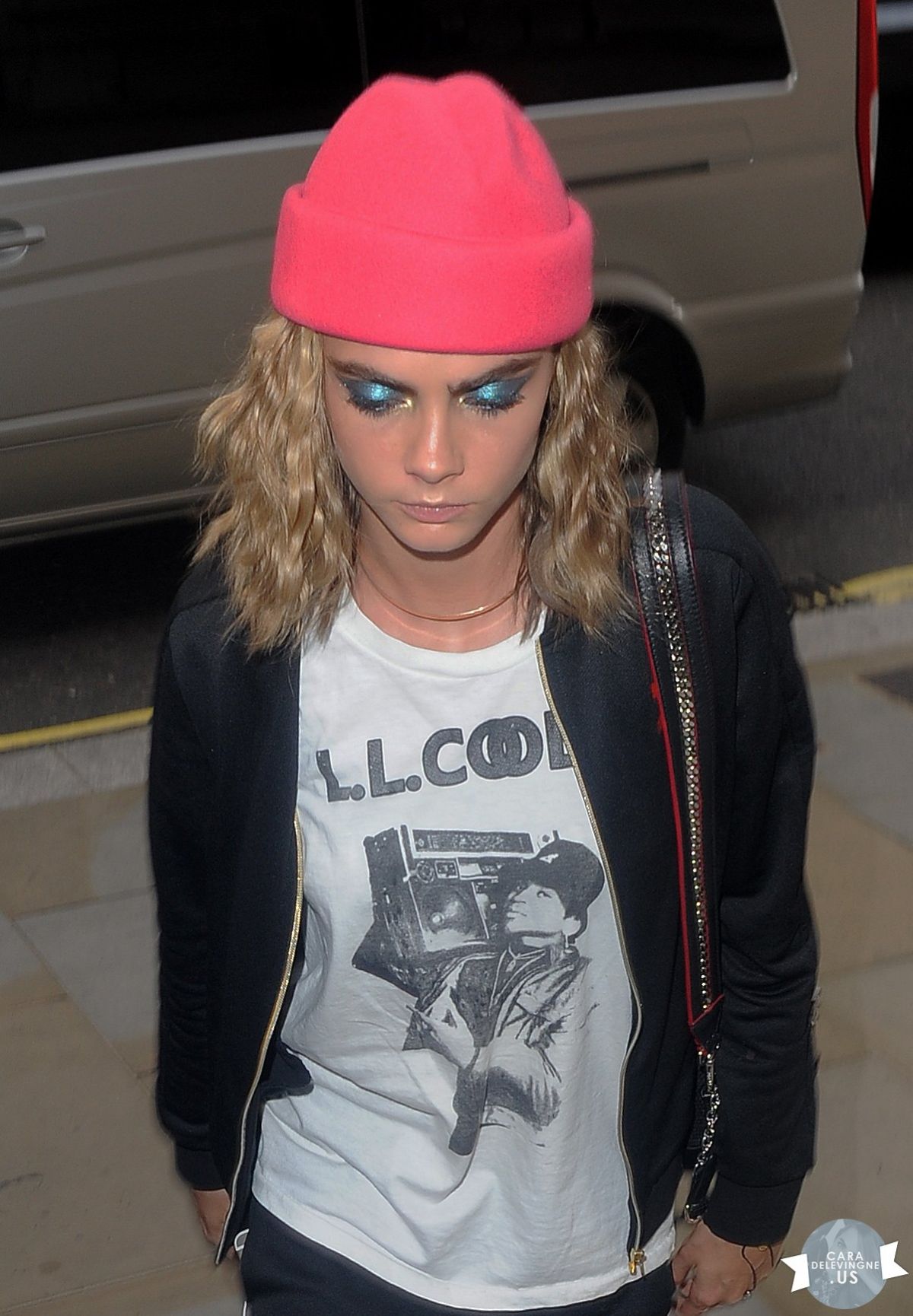 cara-delevingne-out-and-about-in-london-08-05-2016_1.jpg