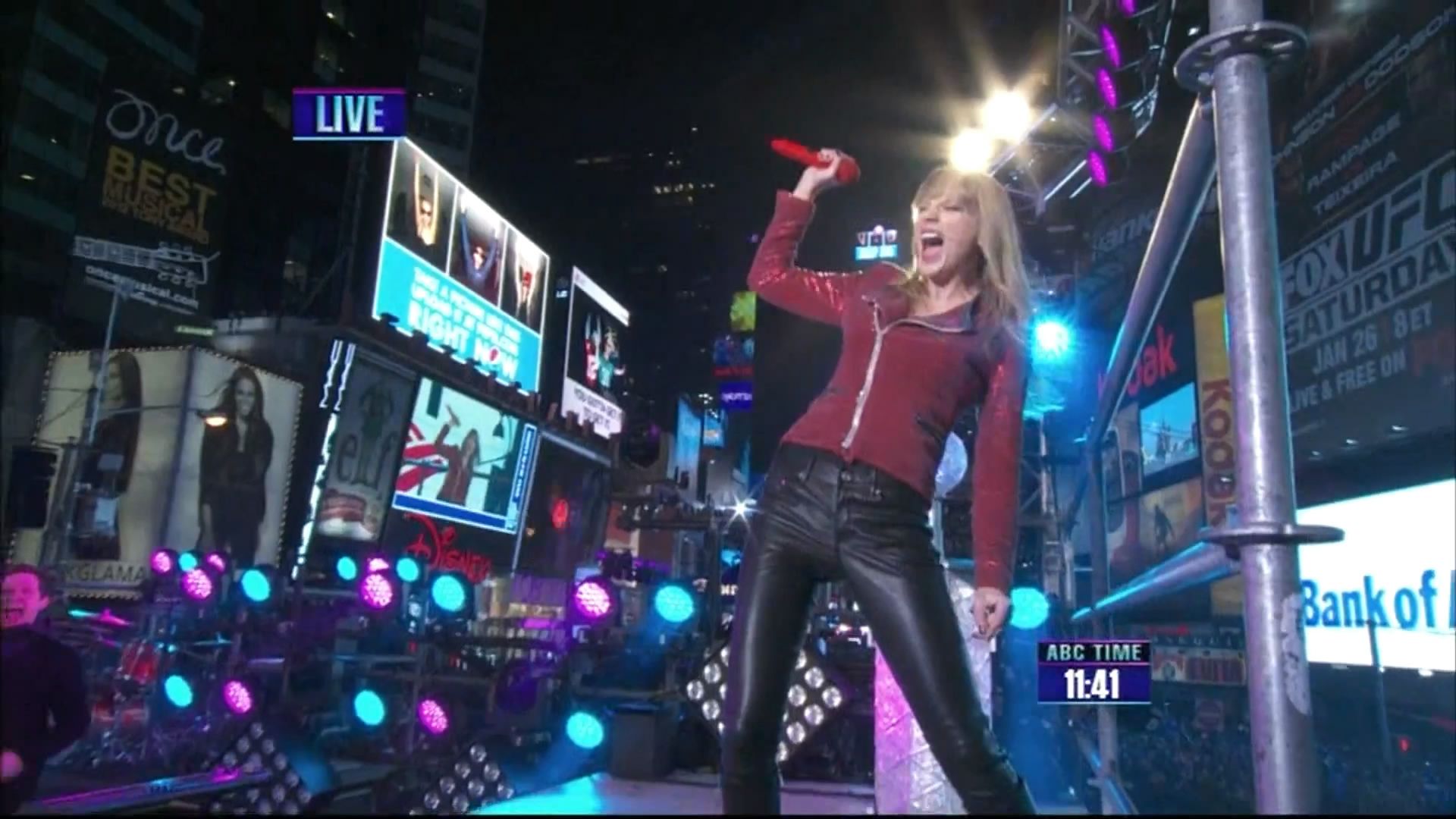 V0RZCHITGP_Taylor_Swift_New_Years_Concert_10.jpg