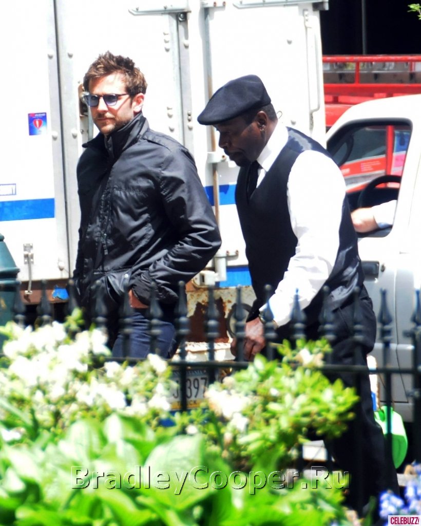 Bradley Cooper has Lunch with His Mom in Philadelphia 10.05.11 (4).jpg