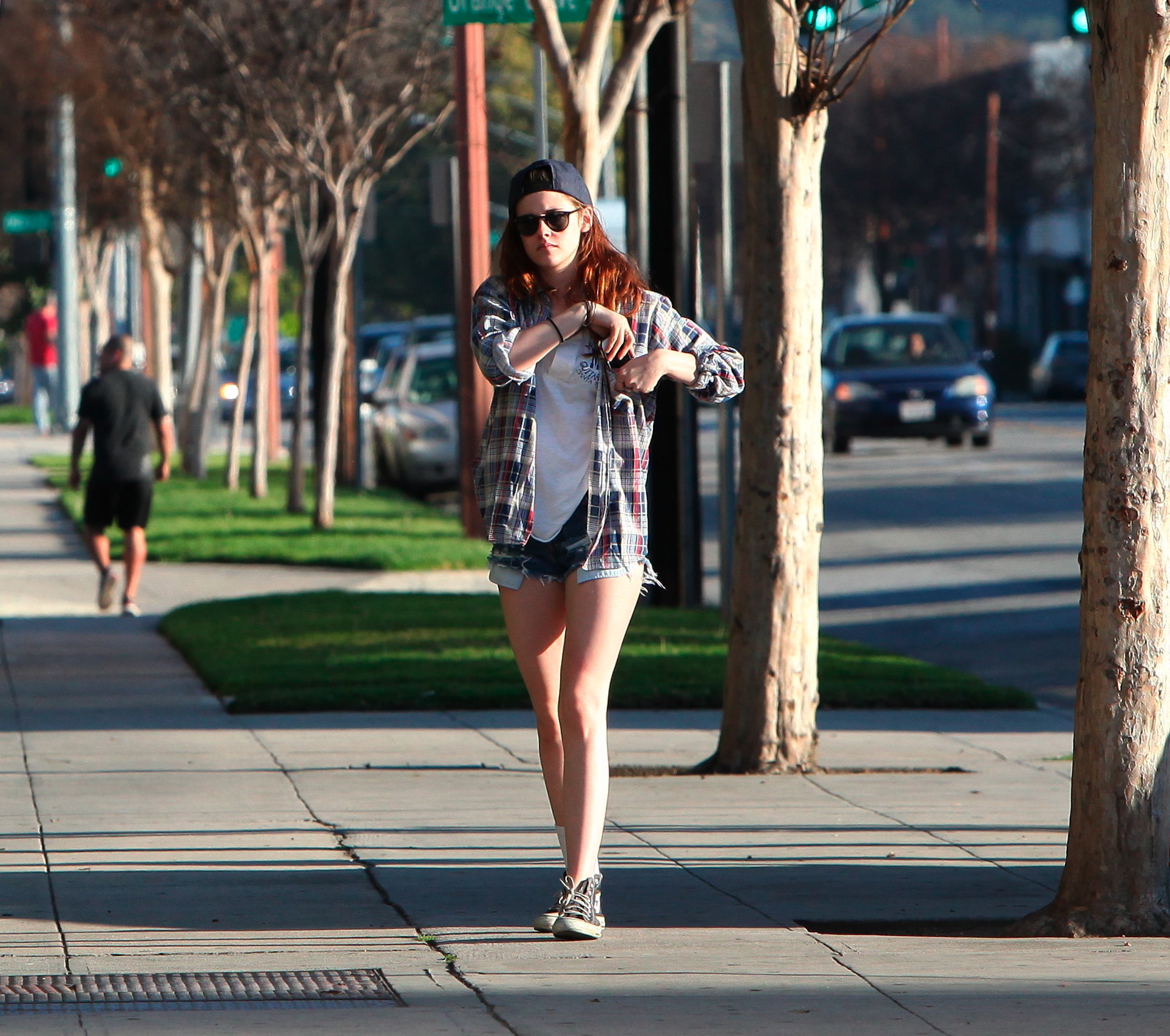 Гуляю в шортах. Кристен Стюарт в шортах. Девушка гуляет в шортах. Девочка гуляет по набережной в шортиках. Девушки на улице папарацци.