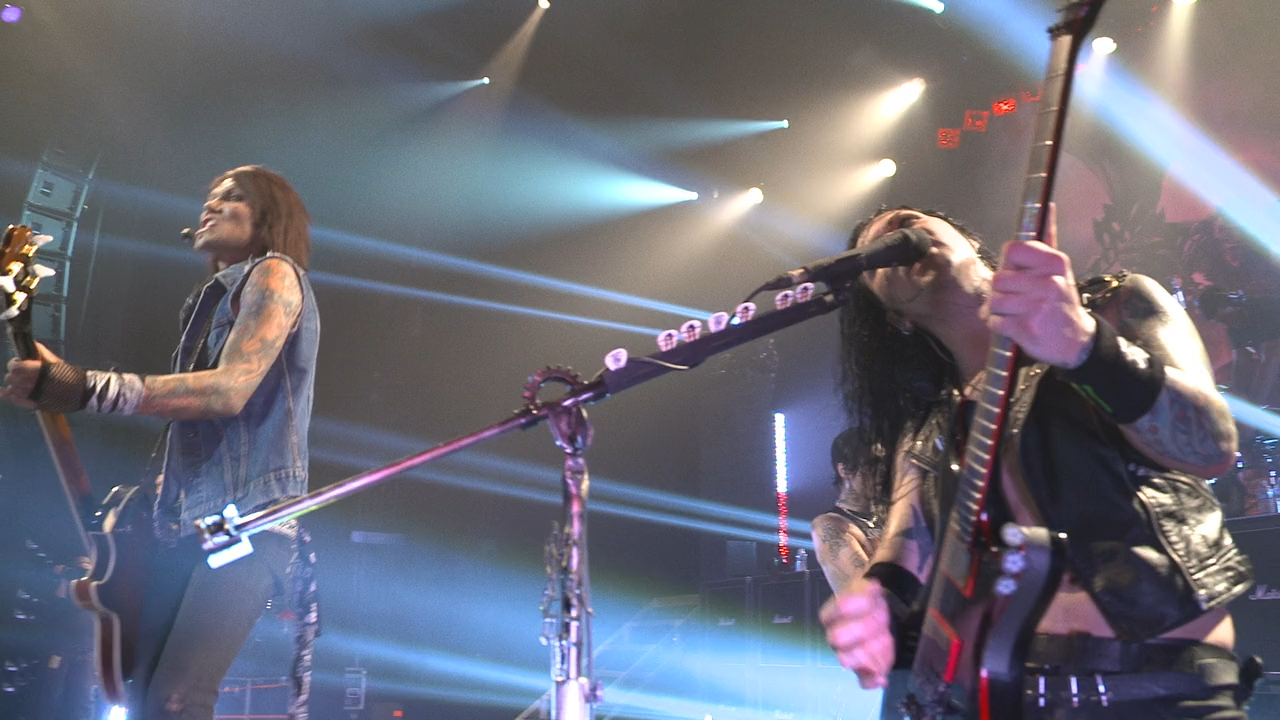 Black Veil Brides.Alive And Burning.2015.BDRip720p.mkv_snapshot_00.55.10_[2015.08.28_22.19.03].png
