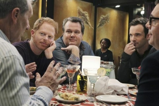 MODERN-FAMILY-Boys-Night-Season-2-Episode-18-4-550x366.jpg