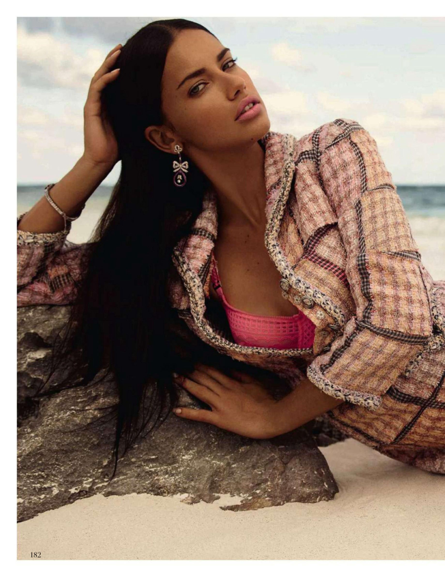 Adriana Lima - Vogue May 2014011.jpg