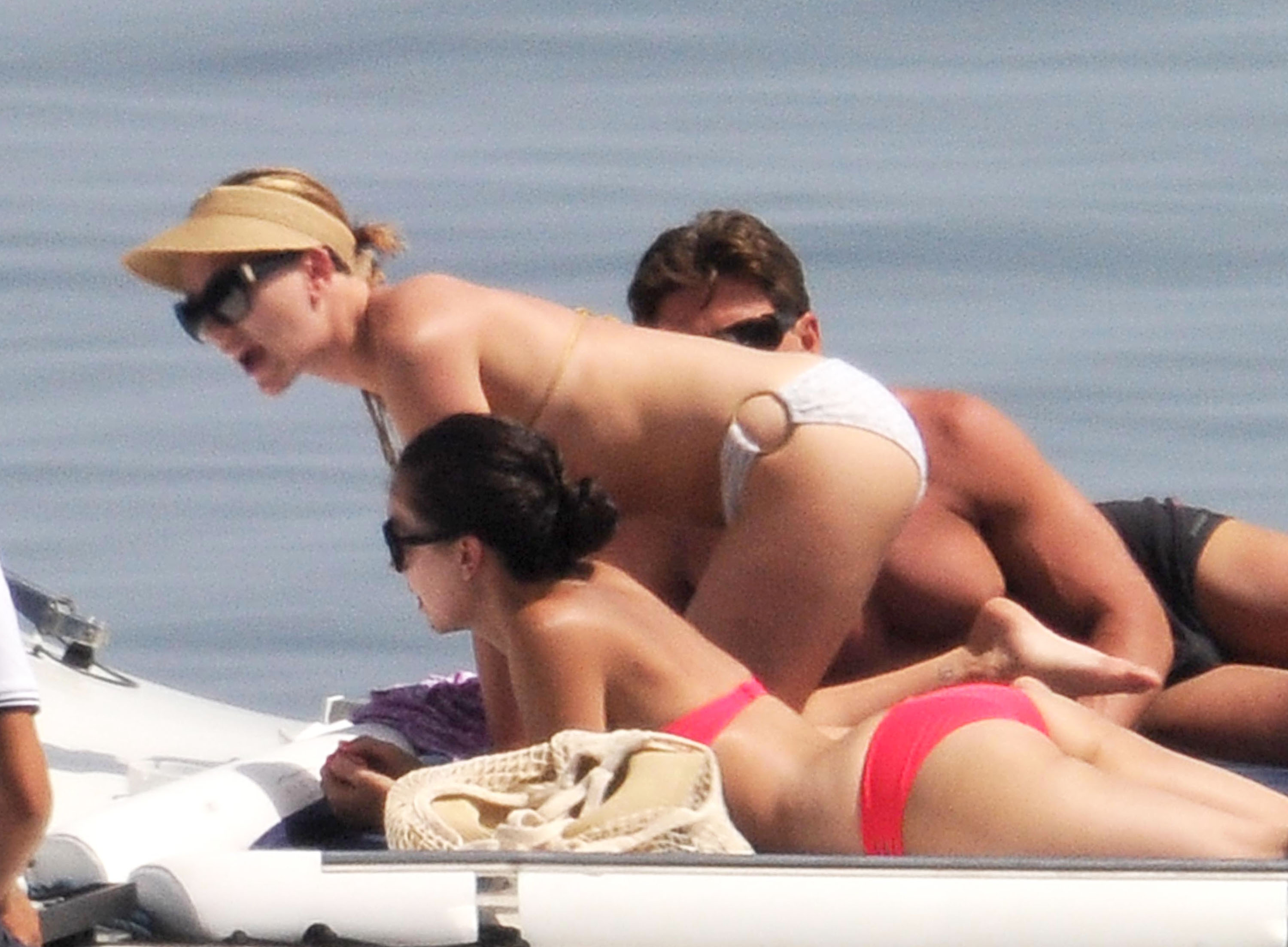 Scarlett_Johansson_bikini_on_a_yacht_in_Taormina_070912_15.jpg