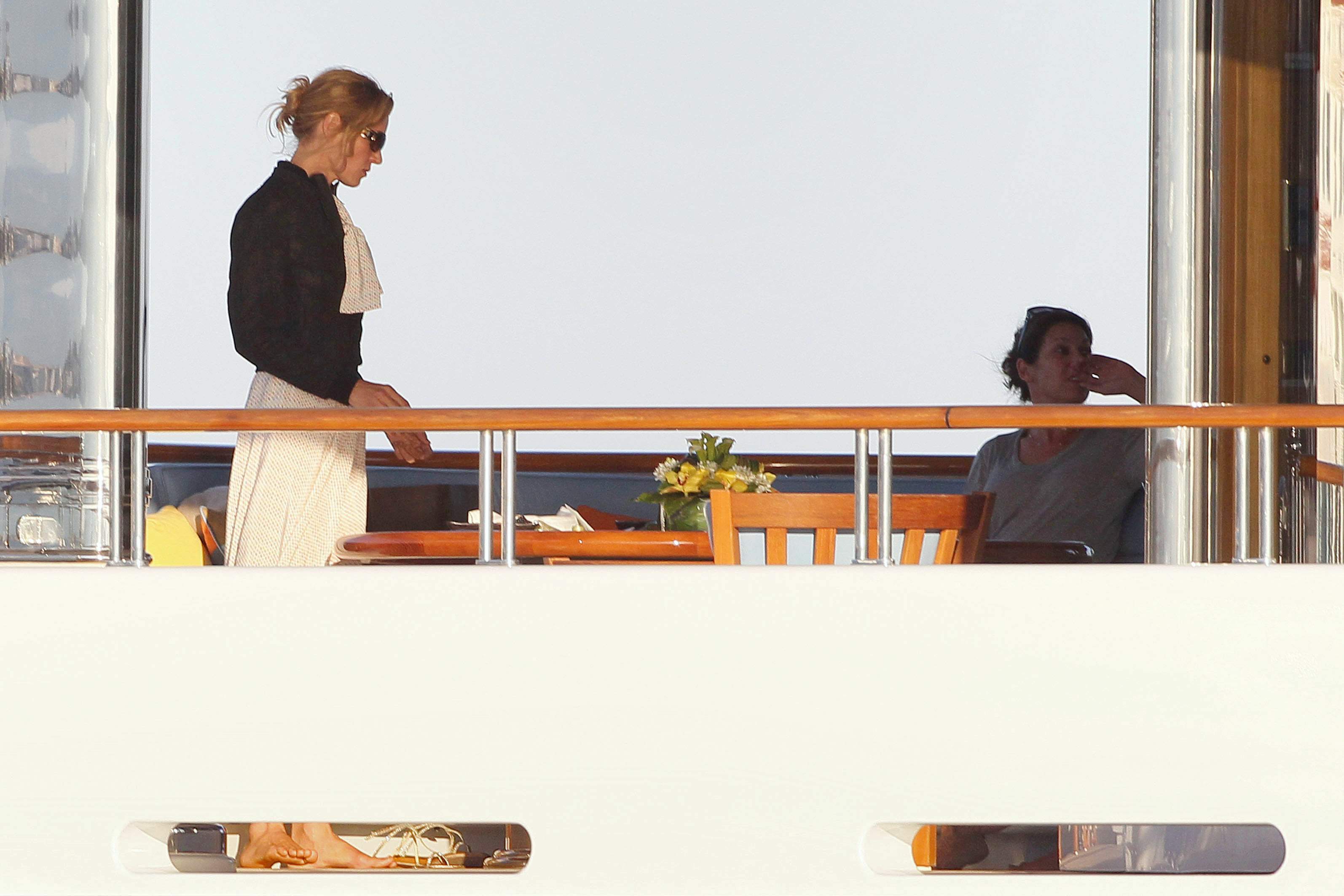 Uma Thrman_BoardingonanenormousyachtnotfarfromCannesduringthe64thCannesFilmFestivalMay0207.jpg