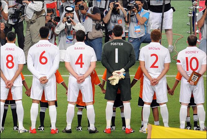 04_England_line_up__928845a.jpg